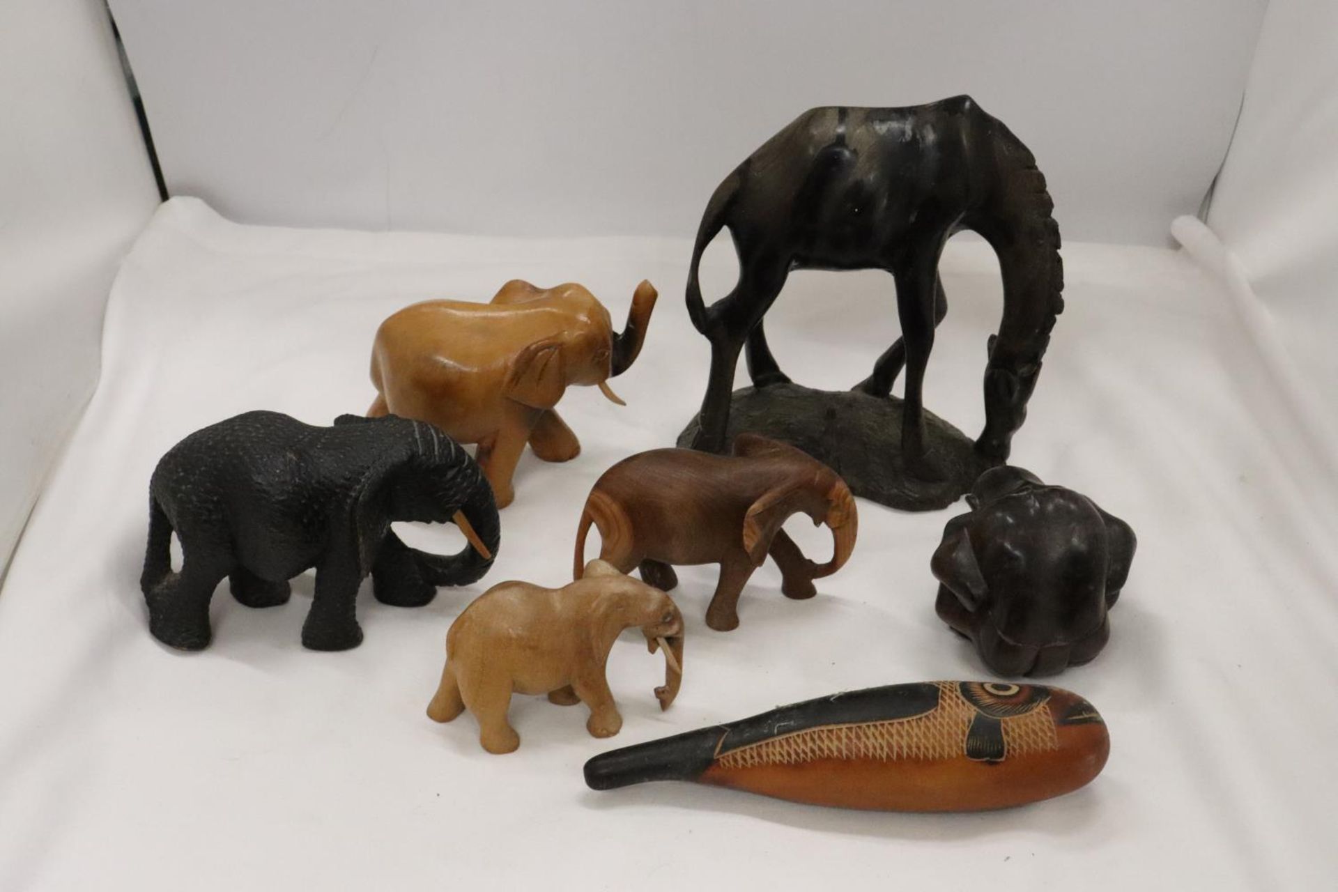 A QUANTITY OF WOODEN CARVED ANIMALS TO INCLUDE ELEPHANTS, A GIRAFFE, ETC - Bild 4 aus 7