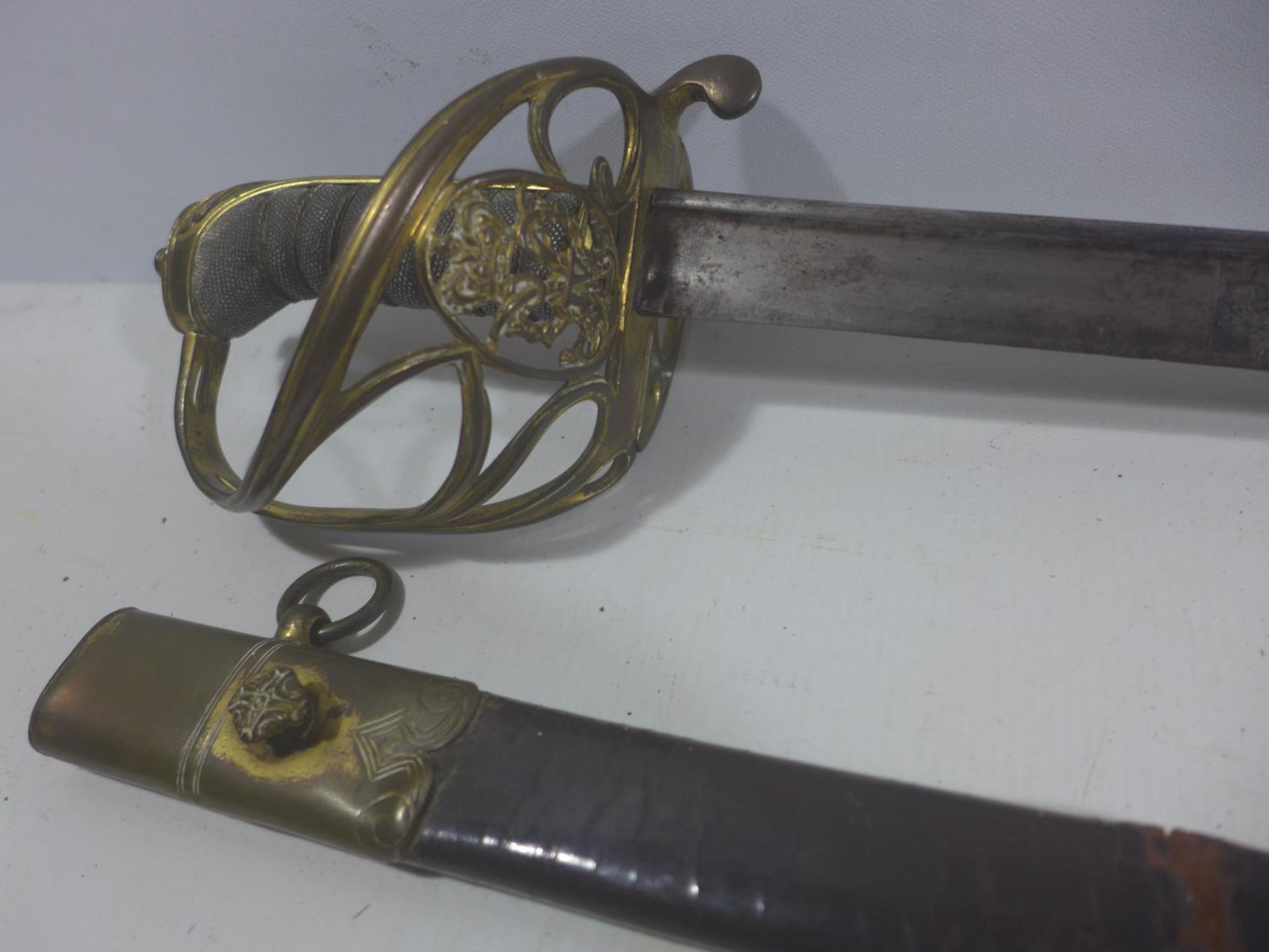 A WILLIAM IV 1822 PATTERN OFFICERS SWORD AND SCABBARD, 82CM BLADE WITH ACID ETCHED DECORATION, - Image 2 of 9