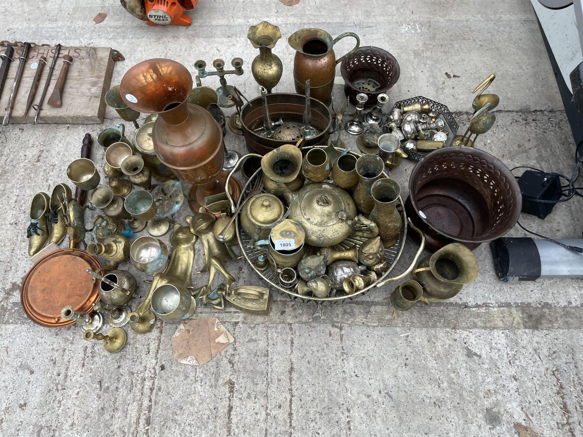 A LARGE ASSORTMENT OF METAL WARE ITEMS TO INCLUDE A COPPER VASE, BRASS GOBLETS AND BRASS FIGURES ETC