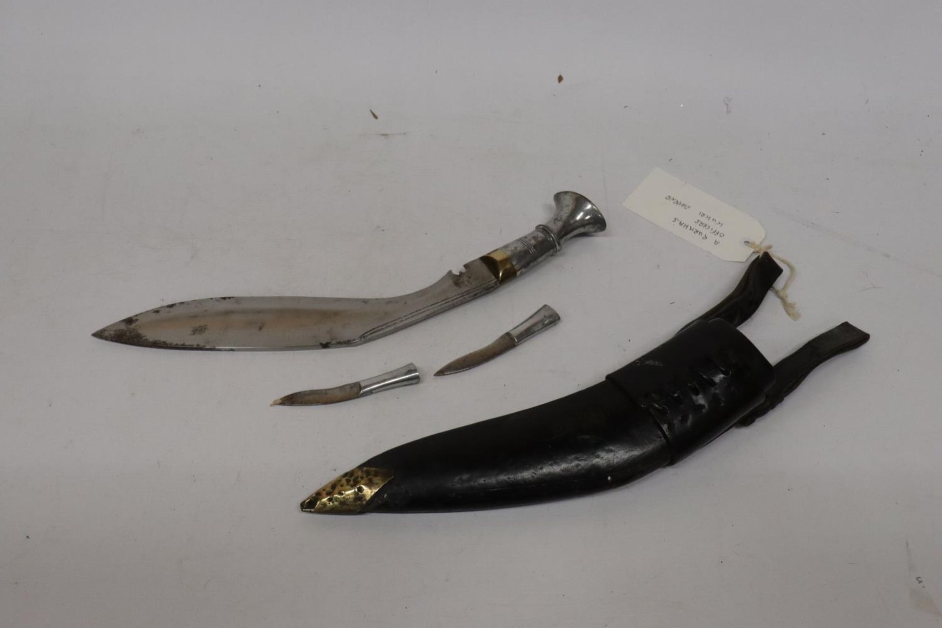 A MID 20TH CENTURY GURKHA OFFICERS KUKRI KNIFE AND SCABBARD, 31CM BLADE - Image 3 of 5
