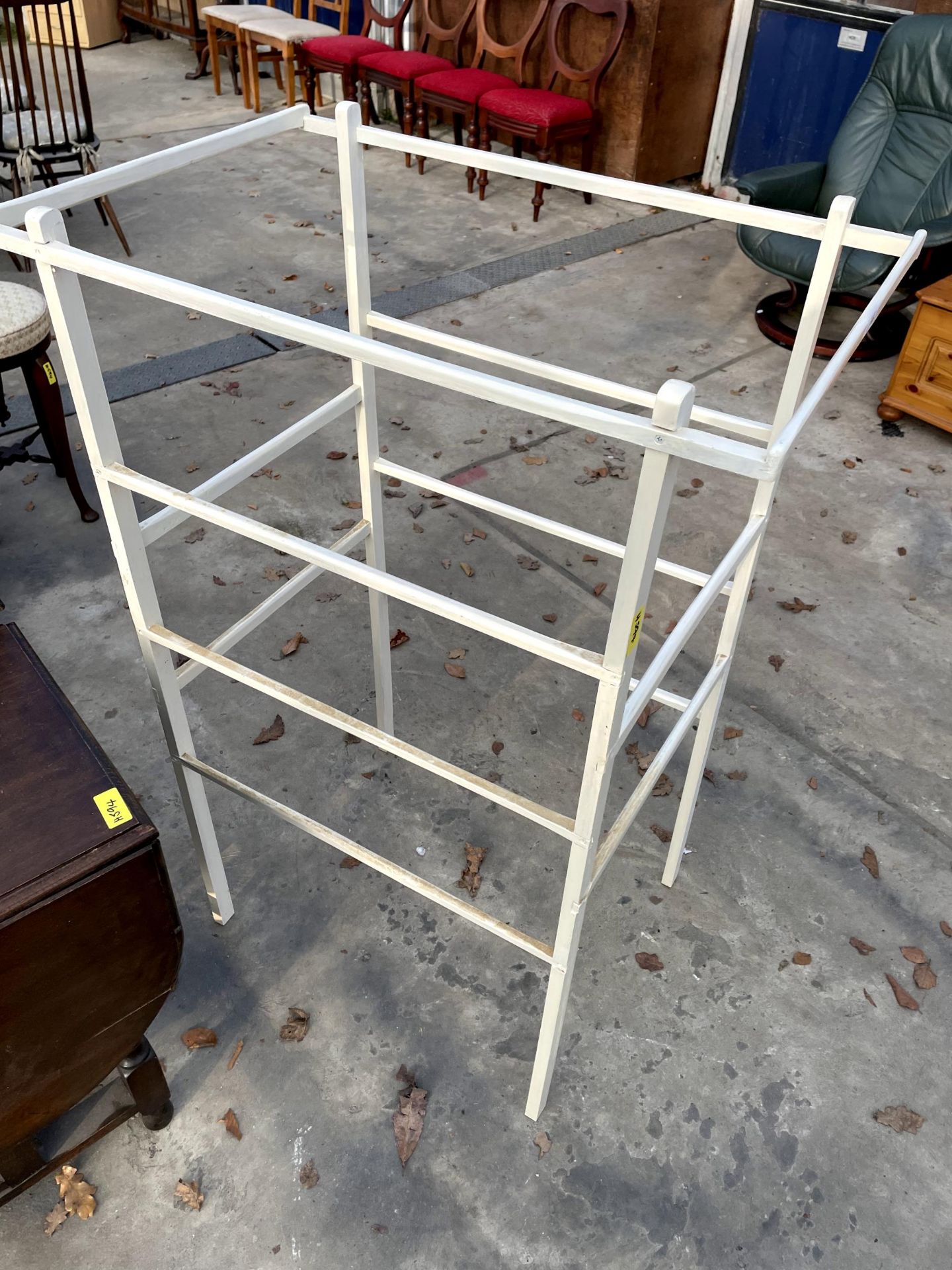 A FOURTEEN BAR PAINTED FREE STANDING AIRER - Bild 2 aus 2