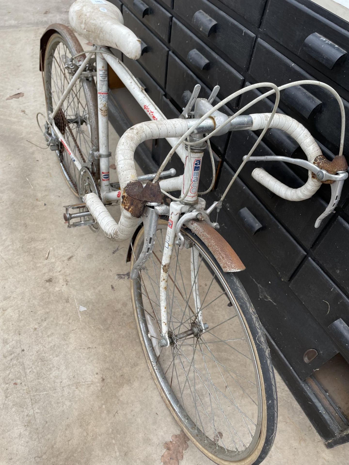 A VINTAGE AMMACO SPORTSMAN 10 ROAD RACING BIKE WITH 10 SPEED GEAR SYSTEM - Image 3 of 3