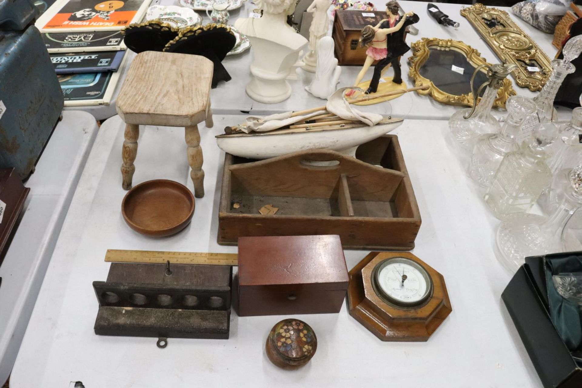 VARIOUS TREEN ITEMS TO INCLUDE A TEA CADDY, PIPE RACK, BOAT, BOWL, STOOL, TRUG ETC - Bild 2 aus 5