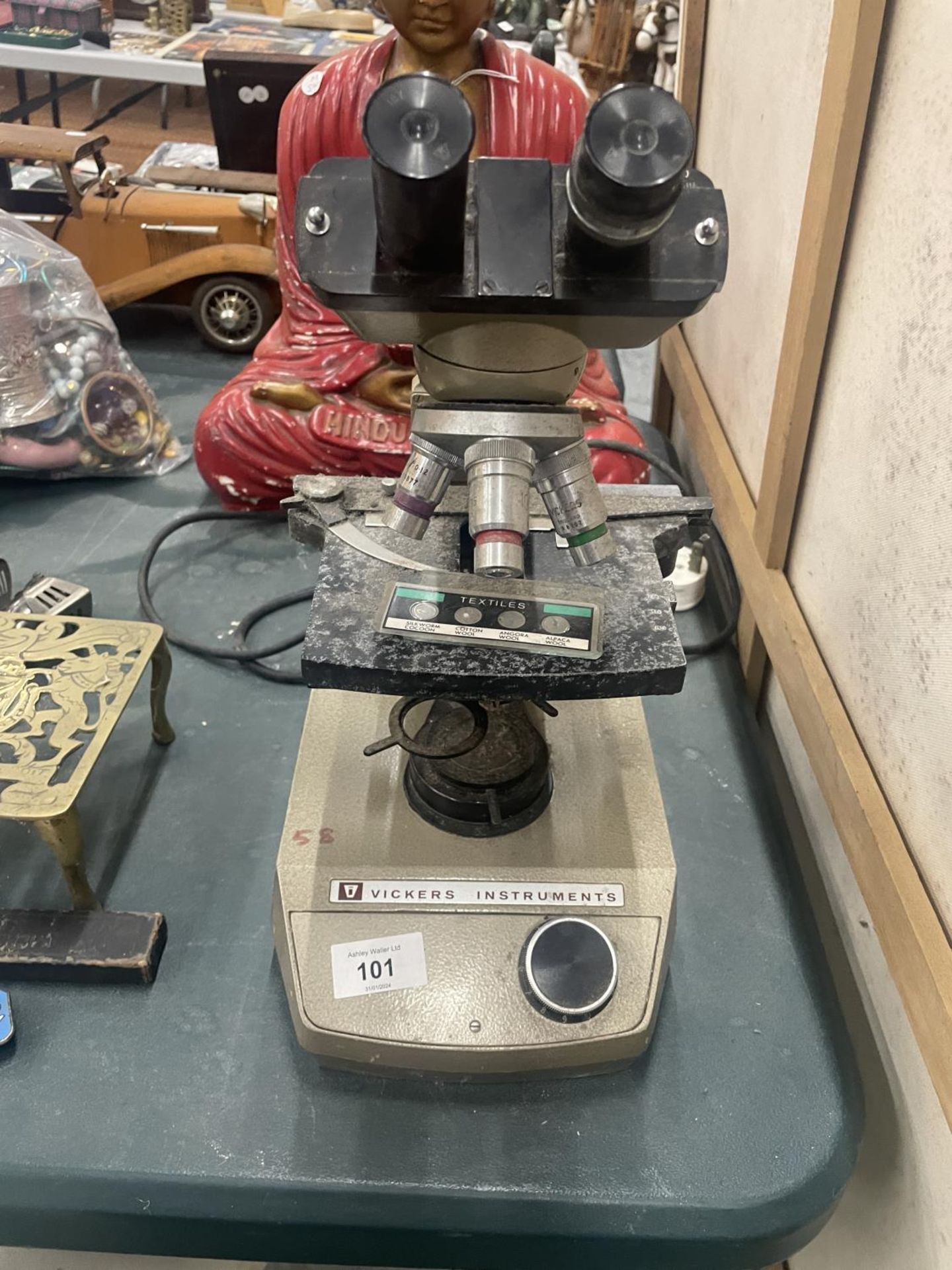 A VICKERS INSTRUMENTS VINTAGE MICROSCOPE WITH A TEXTILES SLIDE - Image 3 of 3