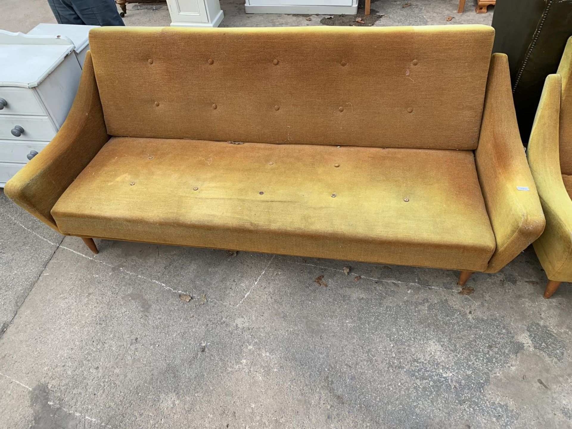 A RETRO DANISH BED SETTEE WITH SWEPT ARMS ON TAPERING LEGS WITH BUTTON BACK