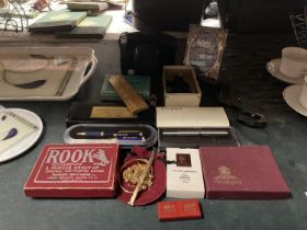 VARIOUS COLLECTABLE ITEMS TO INCLUDE PARKER PENS, YELLOW METAL JEWELLERY, COMMEMORATIVE WARE ETC