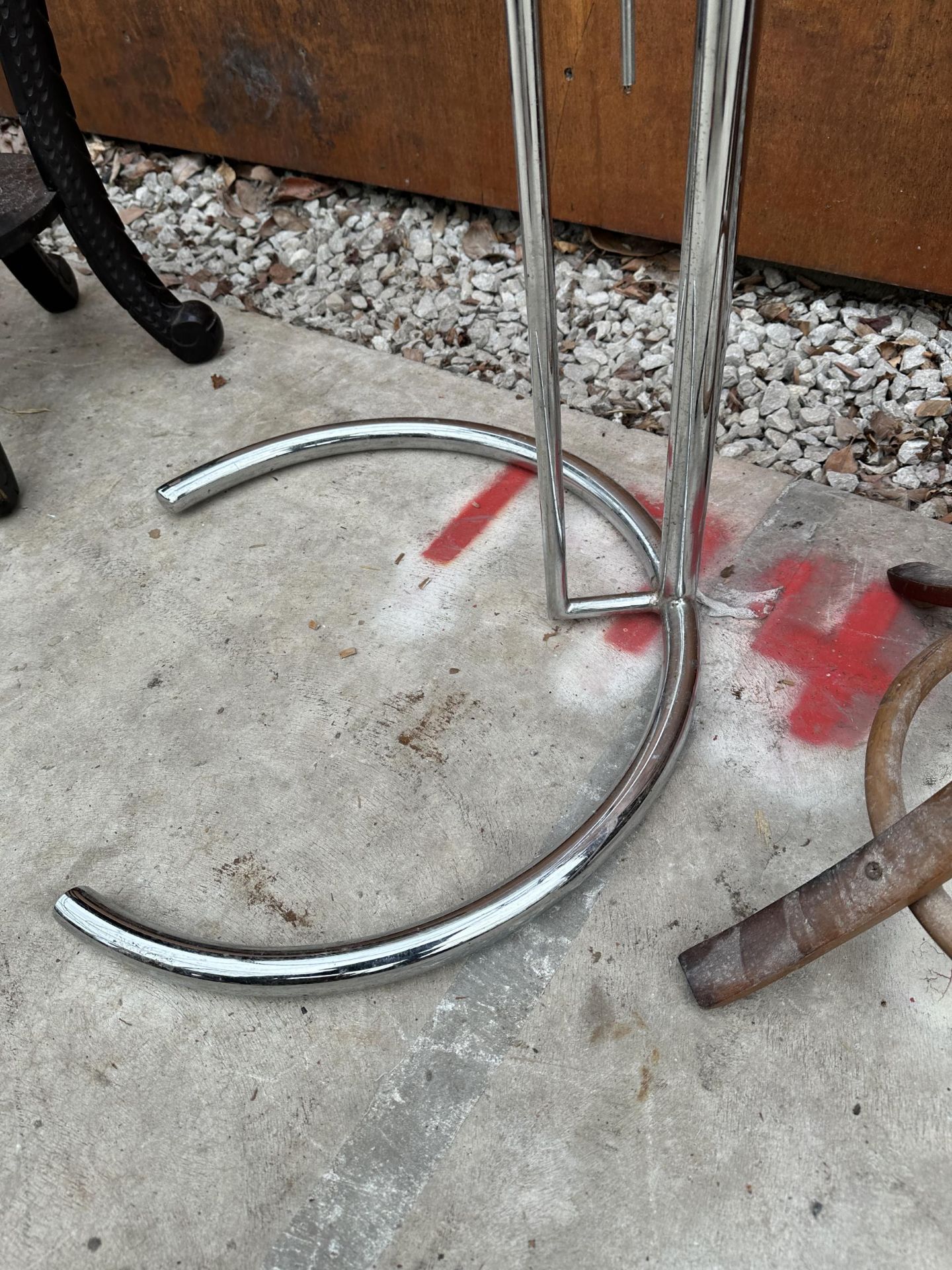 A 1970s TUBULAR CHROME CIRCULAR OCCASIONAL TABLE WITH ADJUSTABLE TOP IN THE STYLE OF EILENN GREY - Image 3 of 3