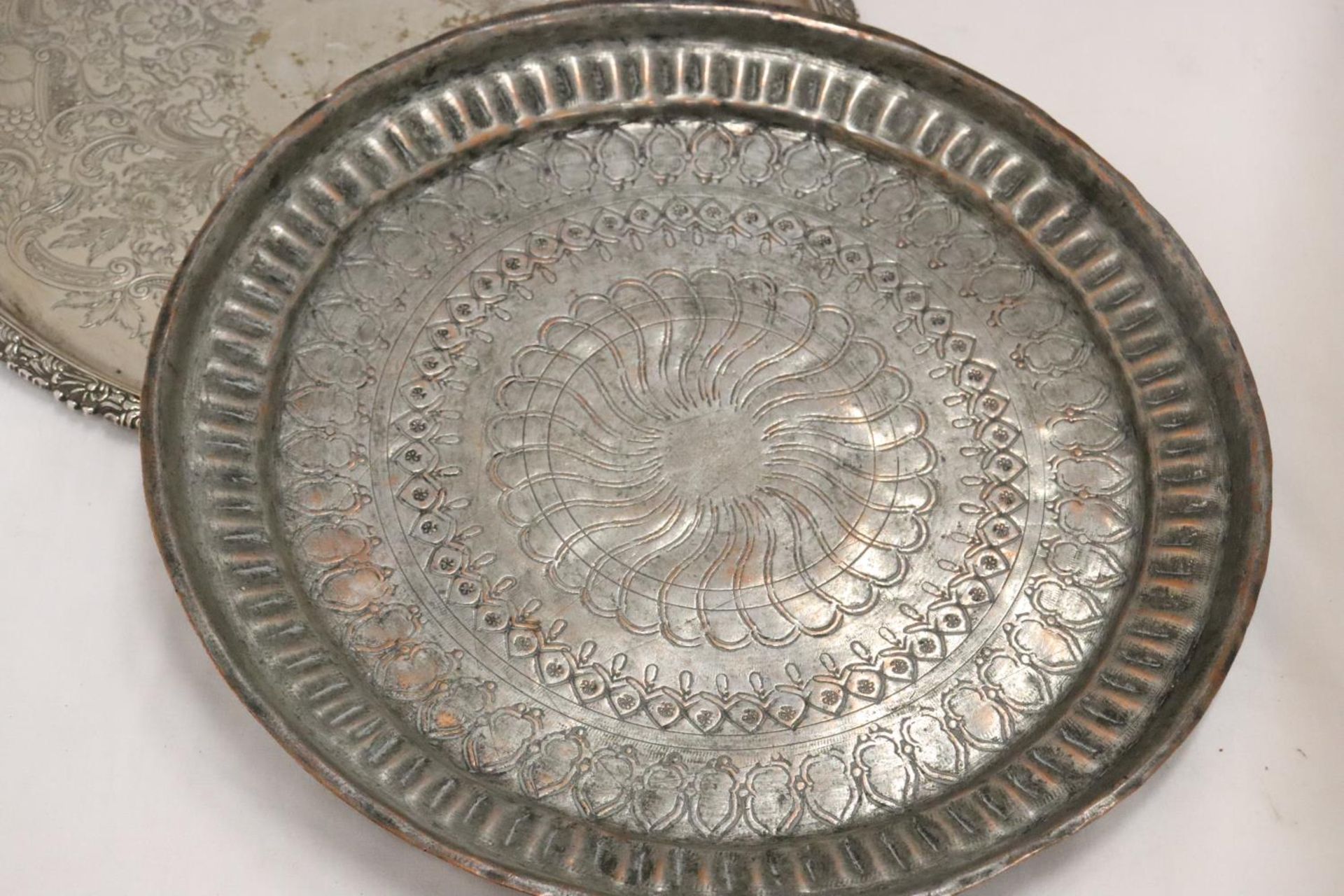 A SILVER PLATE ON COPPER TRAY TOGETHER WITH TWO EASTERN STYLE TRAYS - Image 3 of 5