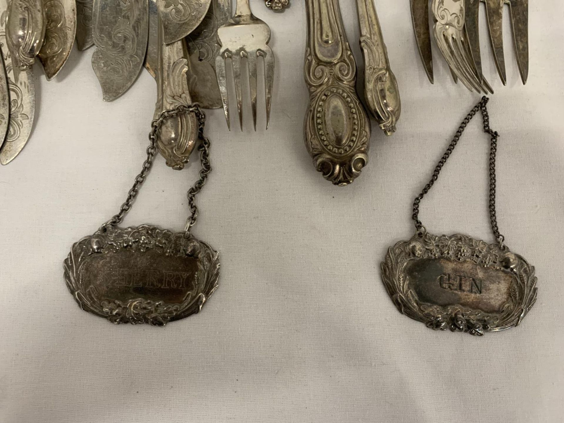 A QUANTITY OF VINTAGE FLATWARE TO INCLUDE TWO DECANTER LABELS - Image 4 of 4