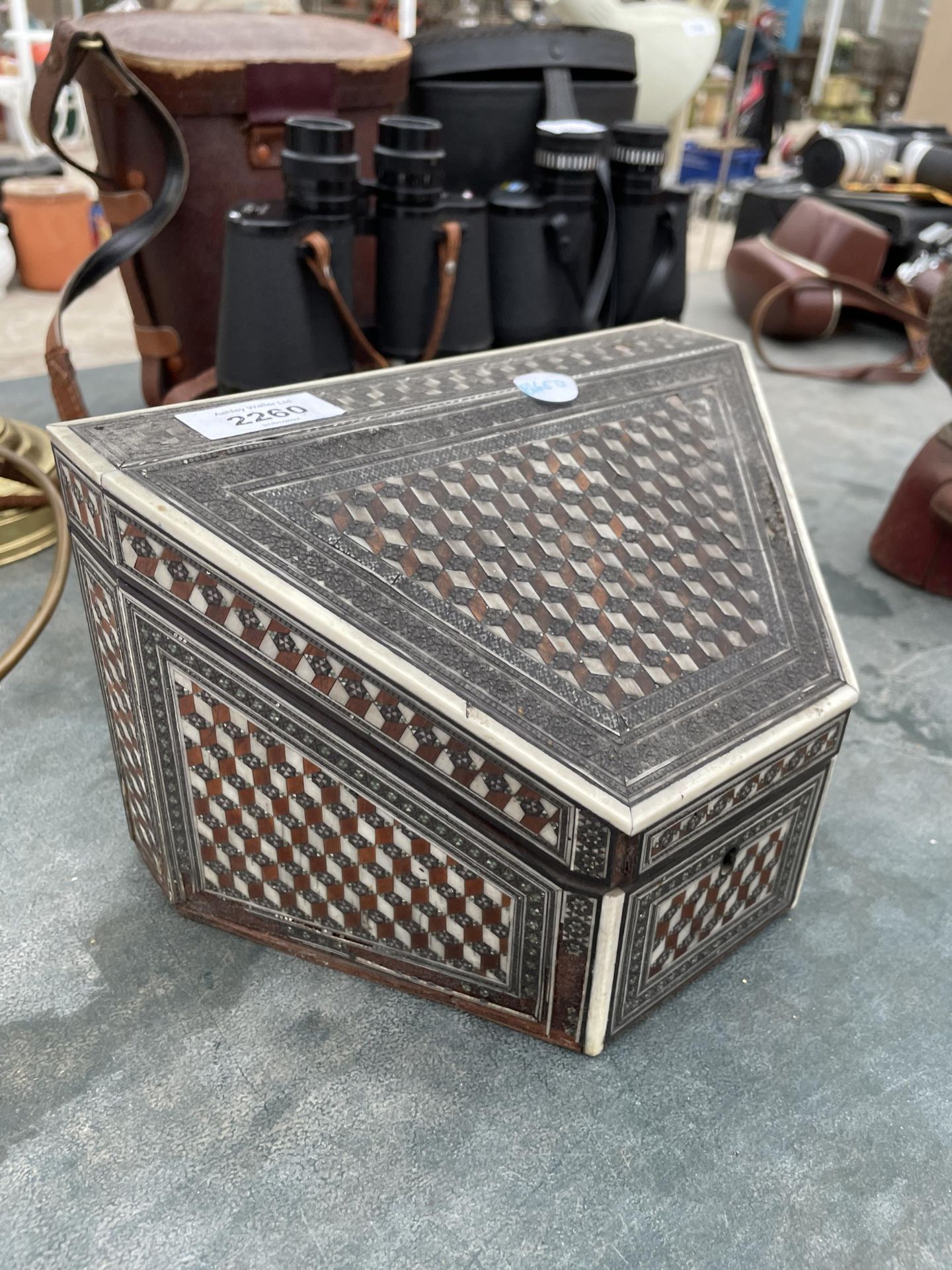 A VINTAGE AND DECORATIVE MOTHER OF PEARL INLAID WOODEN DESK TIDY BOX - Image 2 of 3