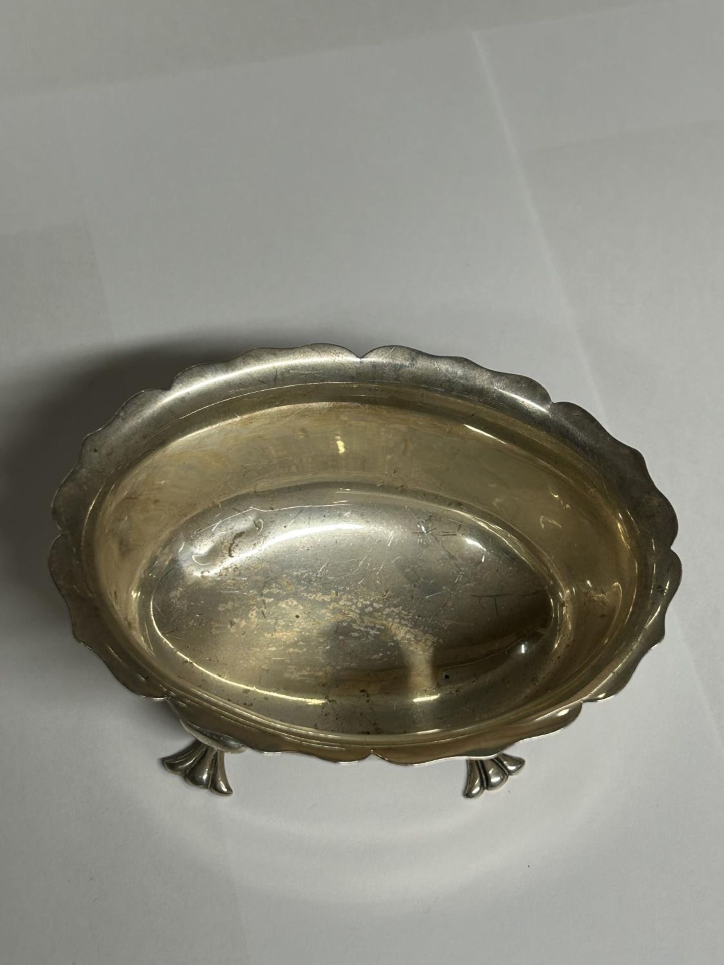 A HALLMARKED BIRMINGHAM SILVER SUGAR BOWL WEIGHT 84.30 GRAMS - Image 3 of 4