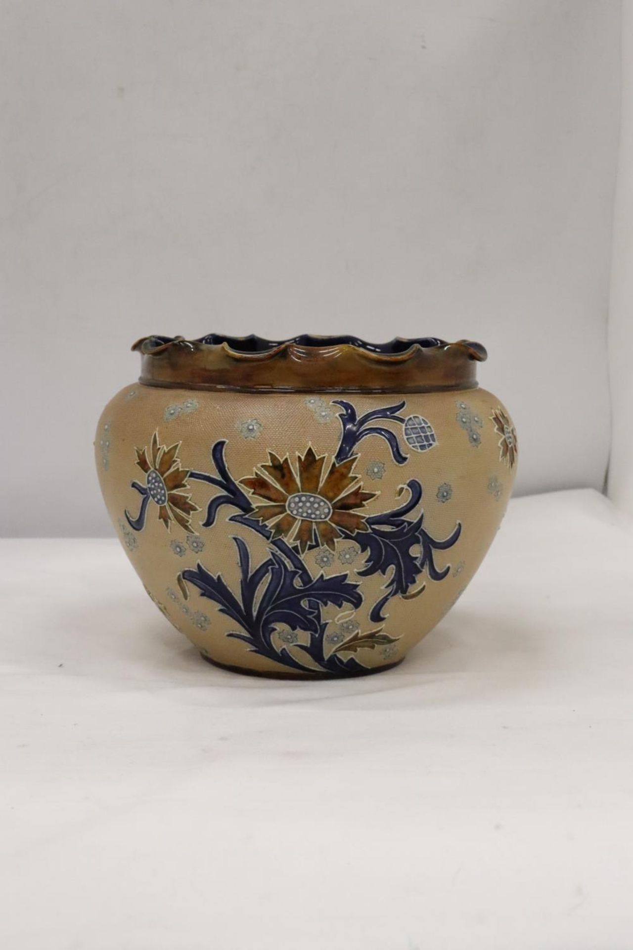 A VINTAGE ROYAL DOULTON SLATERS STONEWARE PLANTER, HEIGHT 18CM, DIAMETER 19CM - Image 3 of 6