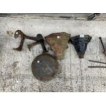 AN ASSORTMENT OF VINTAGE ITEMS TO INCLUDE COBBLERS LASTS AND CAST IRON GUTTER HOPPERS ETC