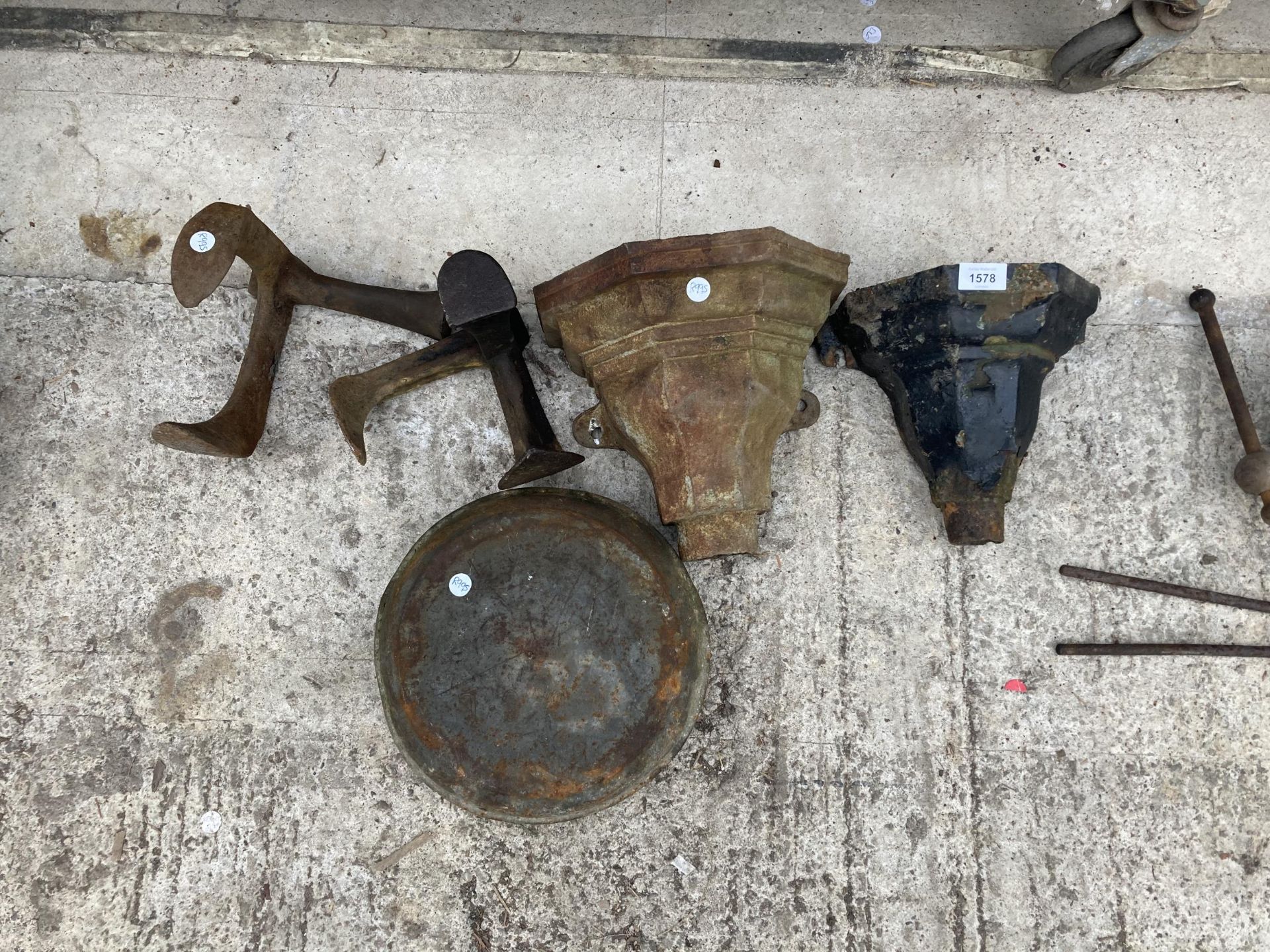 AN ASSORTMENT OF VINTAGE ITEMS TO INCLUDE COBBLERS LASTS AND CAST IRON GUTTER HOPPERS ETC