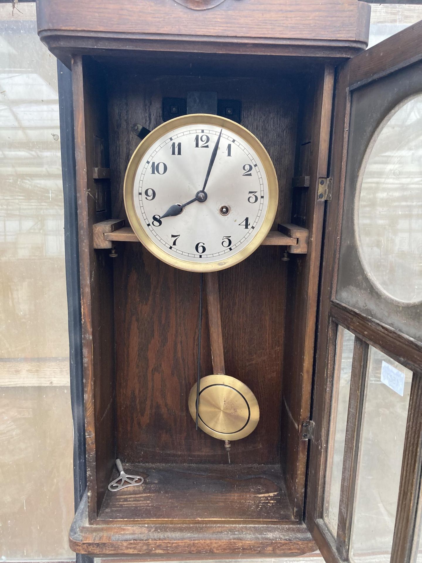 A VINTAGE OAK CASED CHIMING WALL CLOCK - Bild 3 aus 4