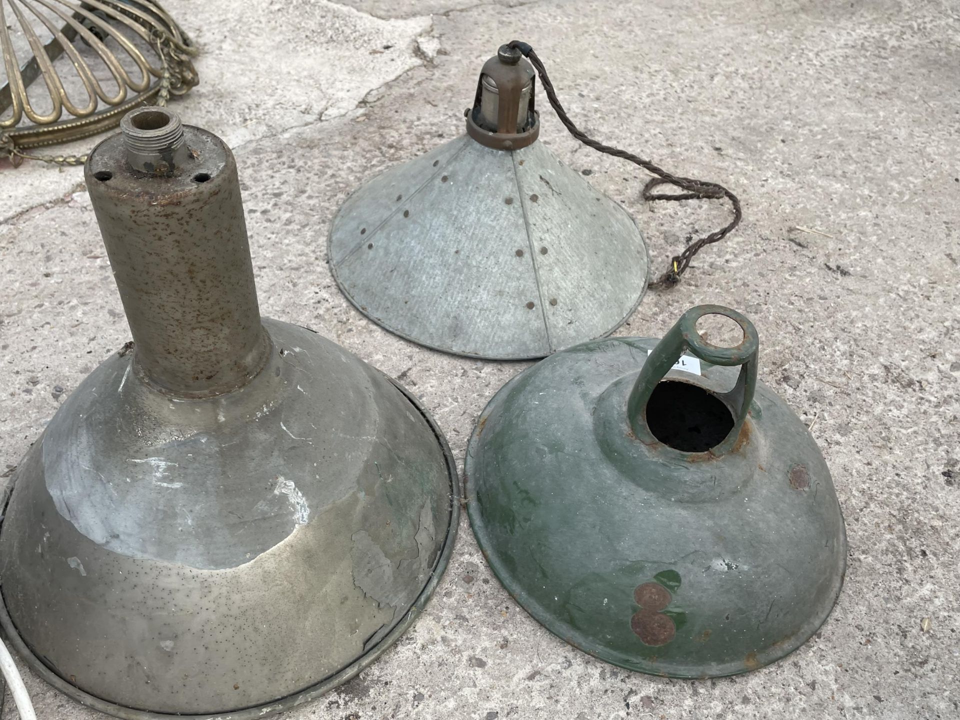 AN ASSORTMENT OF VINTAGE INDUSTRIAL STYLE LIGHT FITTINGS AND SHADES - Bild 3 aus 3