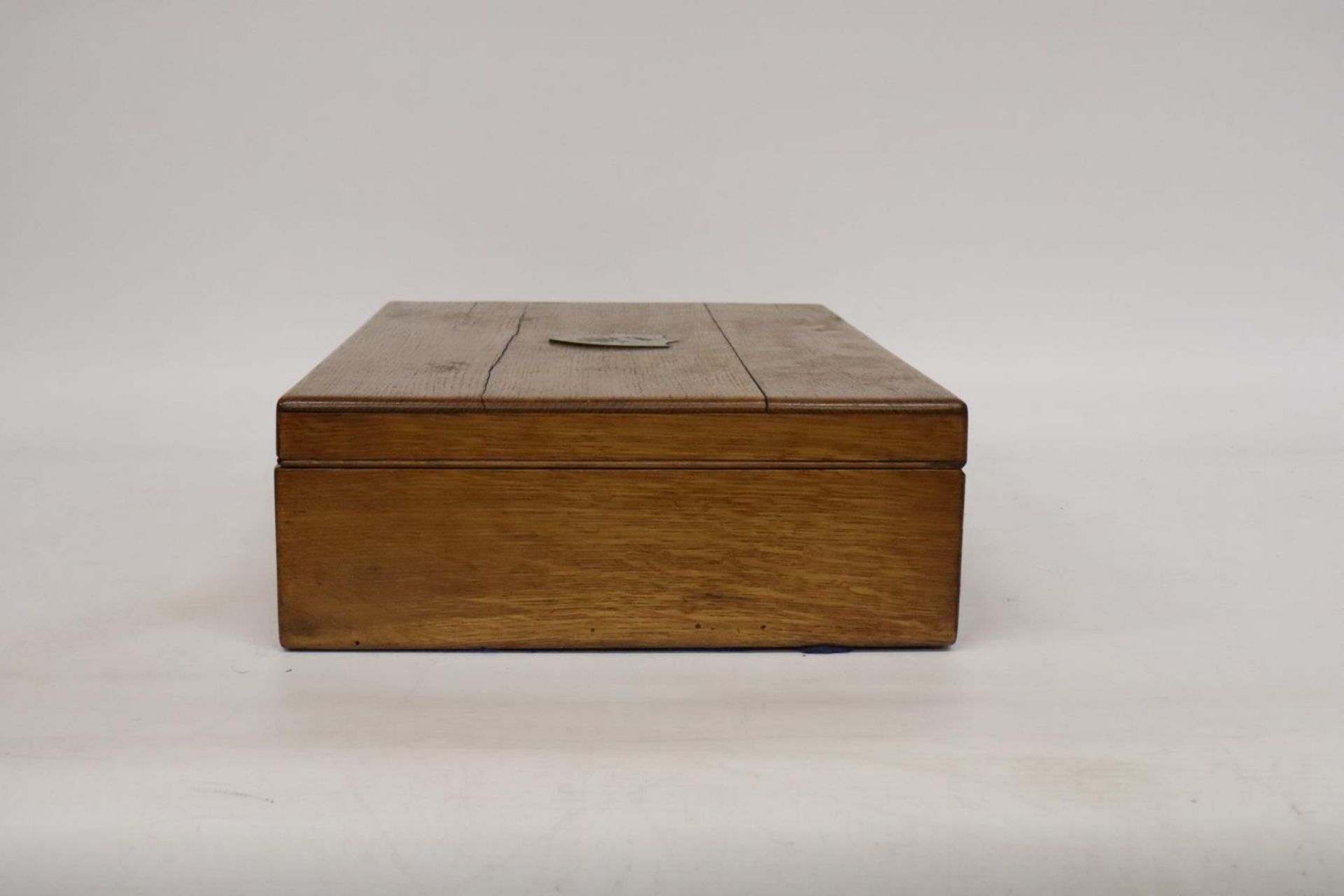 A VINTAGE OAK BOX CONTAINING A LARGE QUANTITY OF VINTAGE FLATWARE - Image 6 of 6