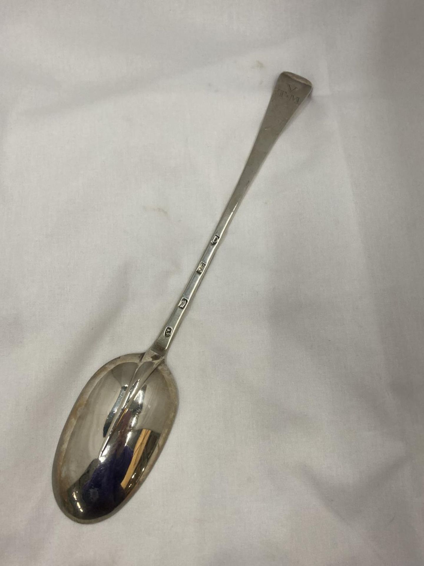 A HALLMARKED SILVER DELVING SPOON - 135 GRAMS - Image 3 of 5