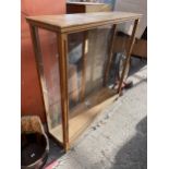 AN EARLY 20TH CENTURY OAK OPEN FRONTED DISPLAY CASE, 56" WIDE