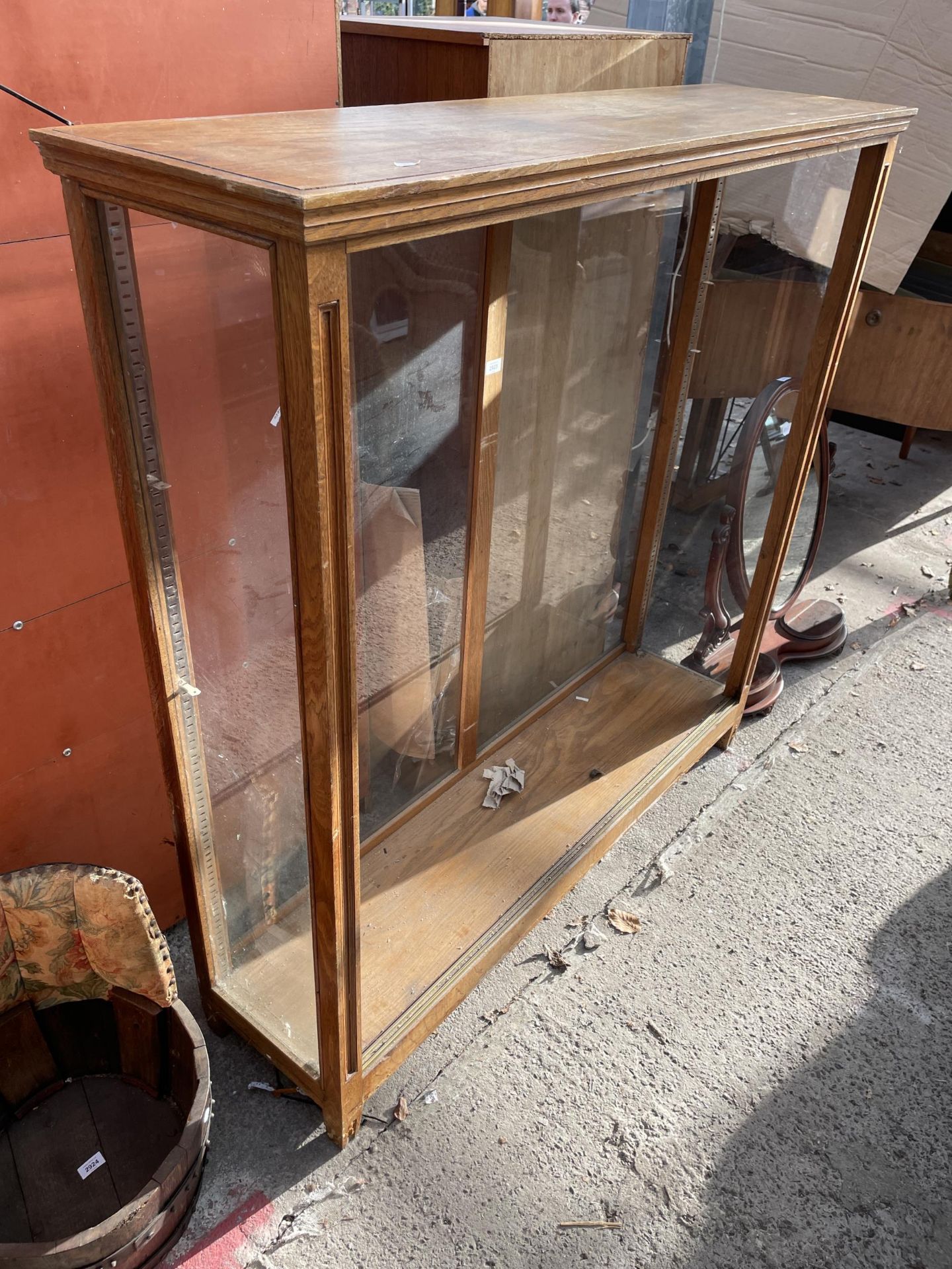 AN EARLY 20TH CENTURY OAK OPEN FRONTED DISPLAY CASE, 56" WIDE