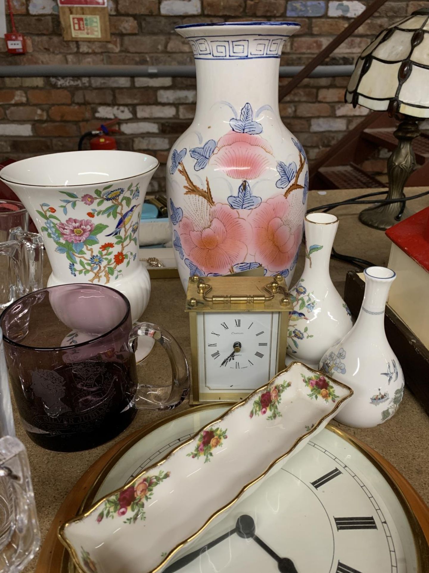 A MIXED LOT TO INCLUDE AYNSLEY 'PEMBROKE' VASES, A LARGE ORIENTAL VSE, WALL CLOCK, CARRIAGE CLOCK, - Image 2 of 4