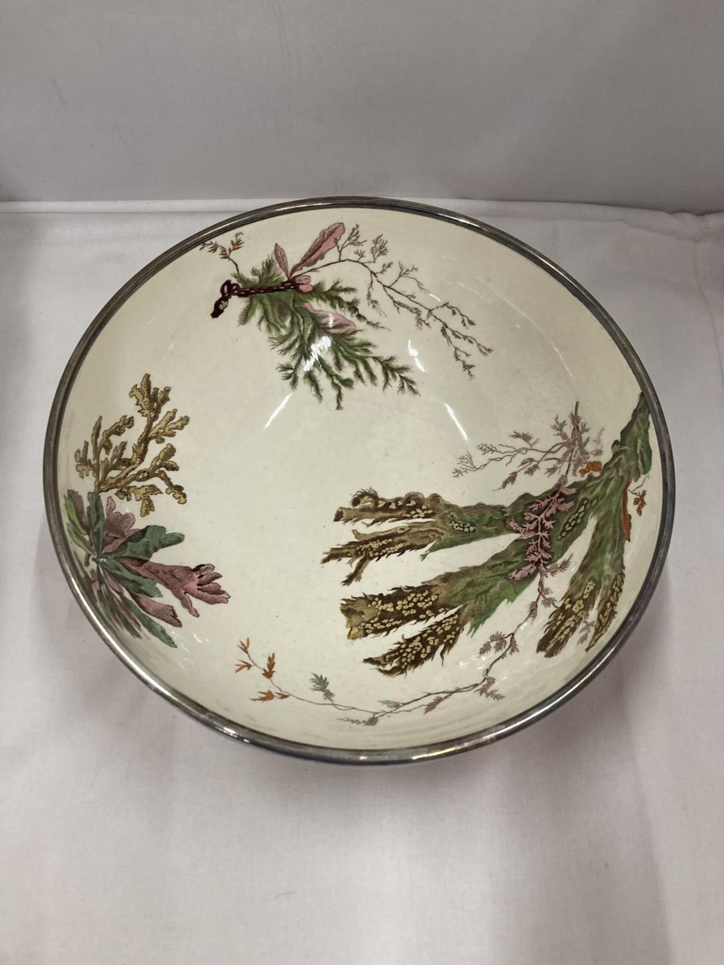 A VICTORIAN WEDGWOOD MAJOLICA SALAD BOWL WITH LOBSTER FEET AND MATCHING SILVER PLATED SERVERS - Image 3 of 7