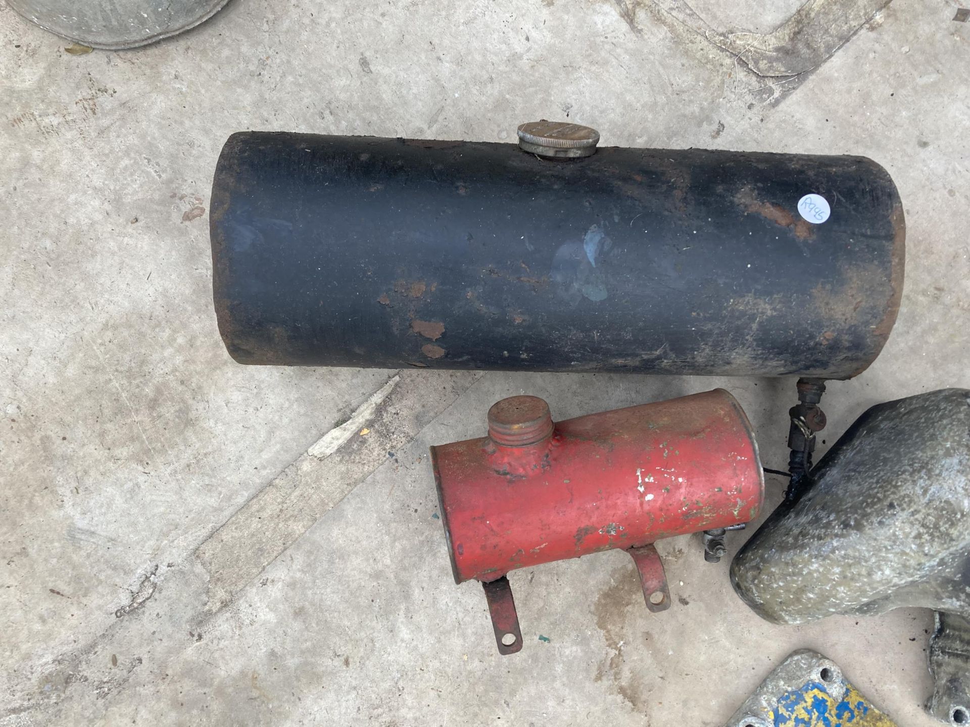 AN ASSORTMENT OF VINTAGE AUTOMOBILE ITEMS TO INCLUDE TWO FUEL TANKS AND A BOMAG COVER ETC - Bild 3 aus 3