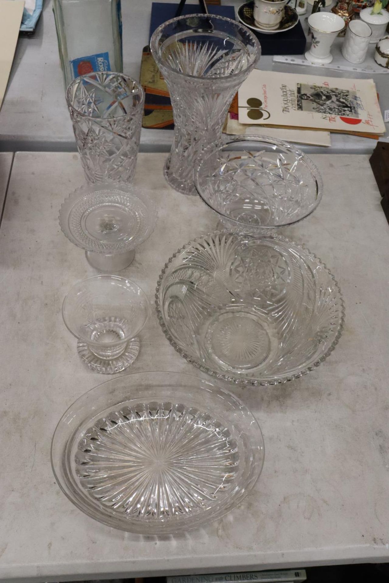 A QUANTITY OF GLASSWARE TO INCLUDE VASES, BOWLS, ETC - 7 PIECES IN TOTAL - Image 7 of 7