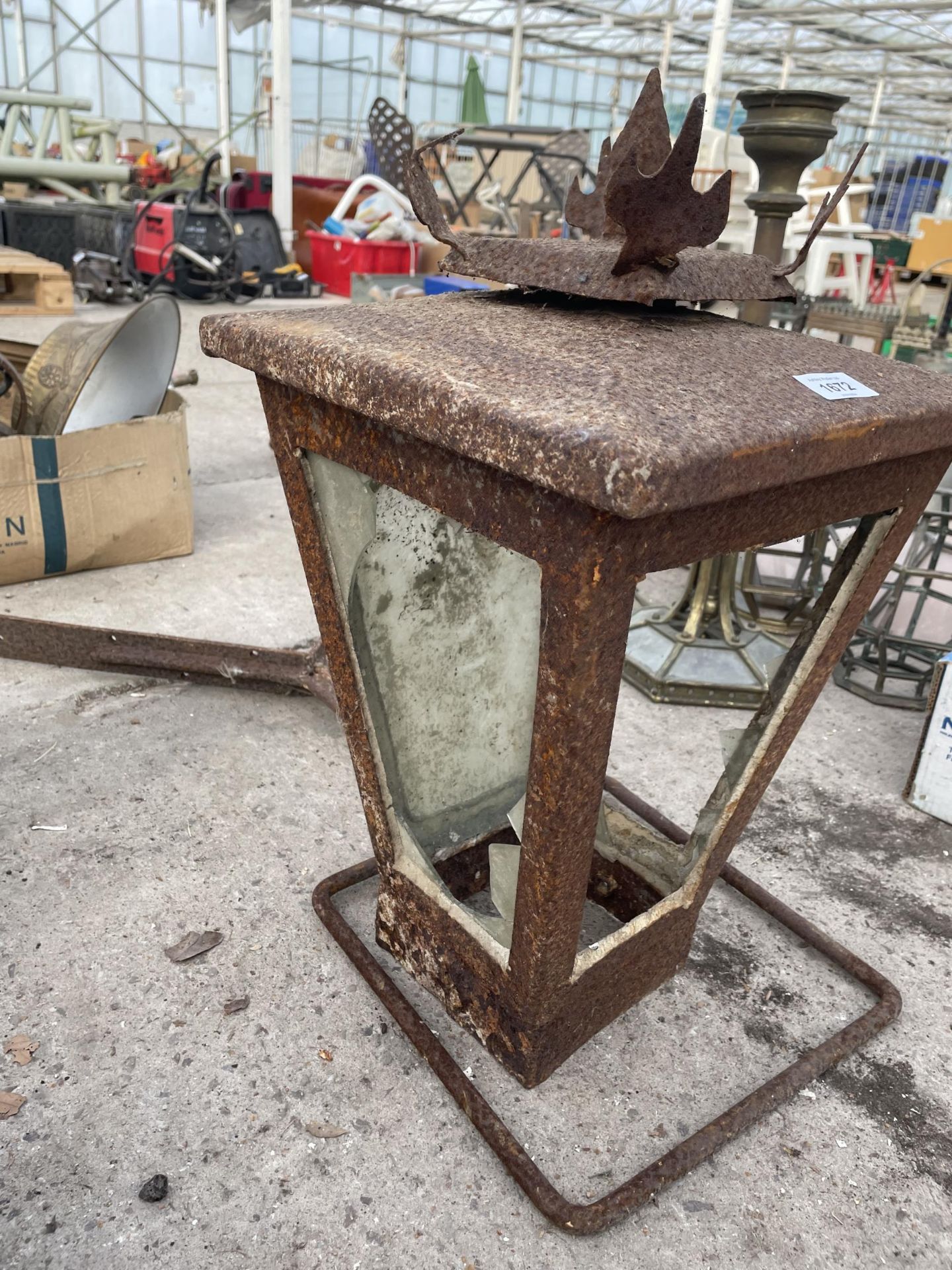 A VINTAGE CORNER WALL MOUNTED COURTYARD LIGHT FITTING WITH BRACKET (A/F GLASS) - Image 2 of 2