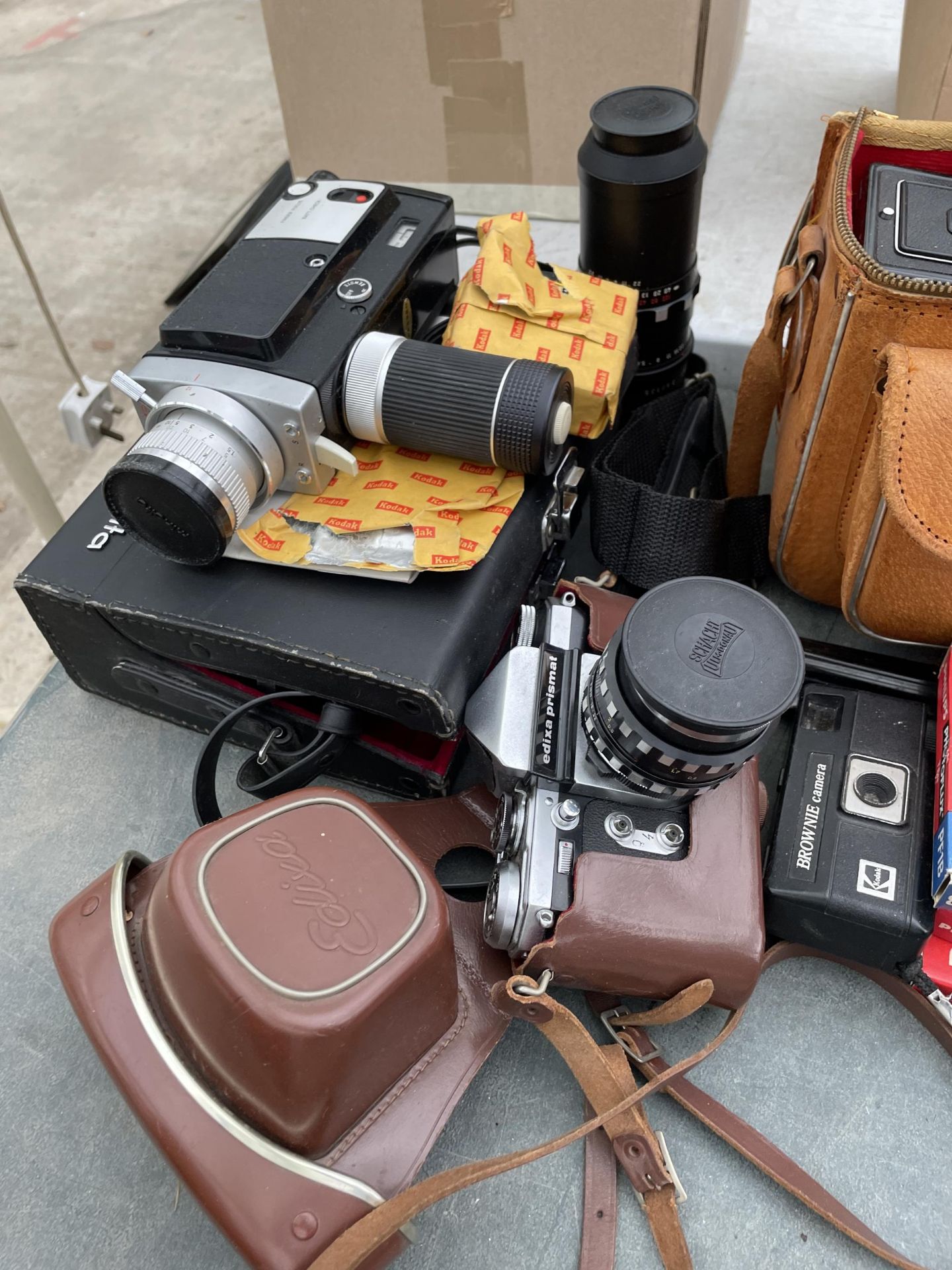 AN ASSORTMENT OF VINTAGE AND RETRO CAMERA EQUIPMENT TO INCLUDE AN EDIXA PRISMAT CAMERA, A ROLLEICORD - Image 3 of 4