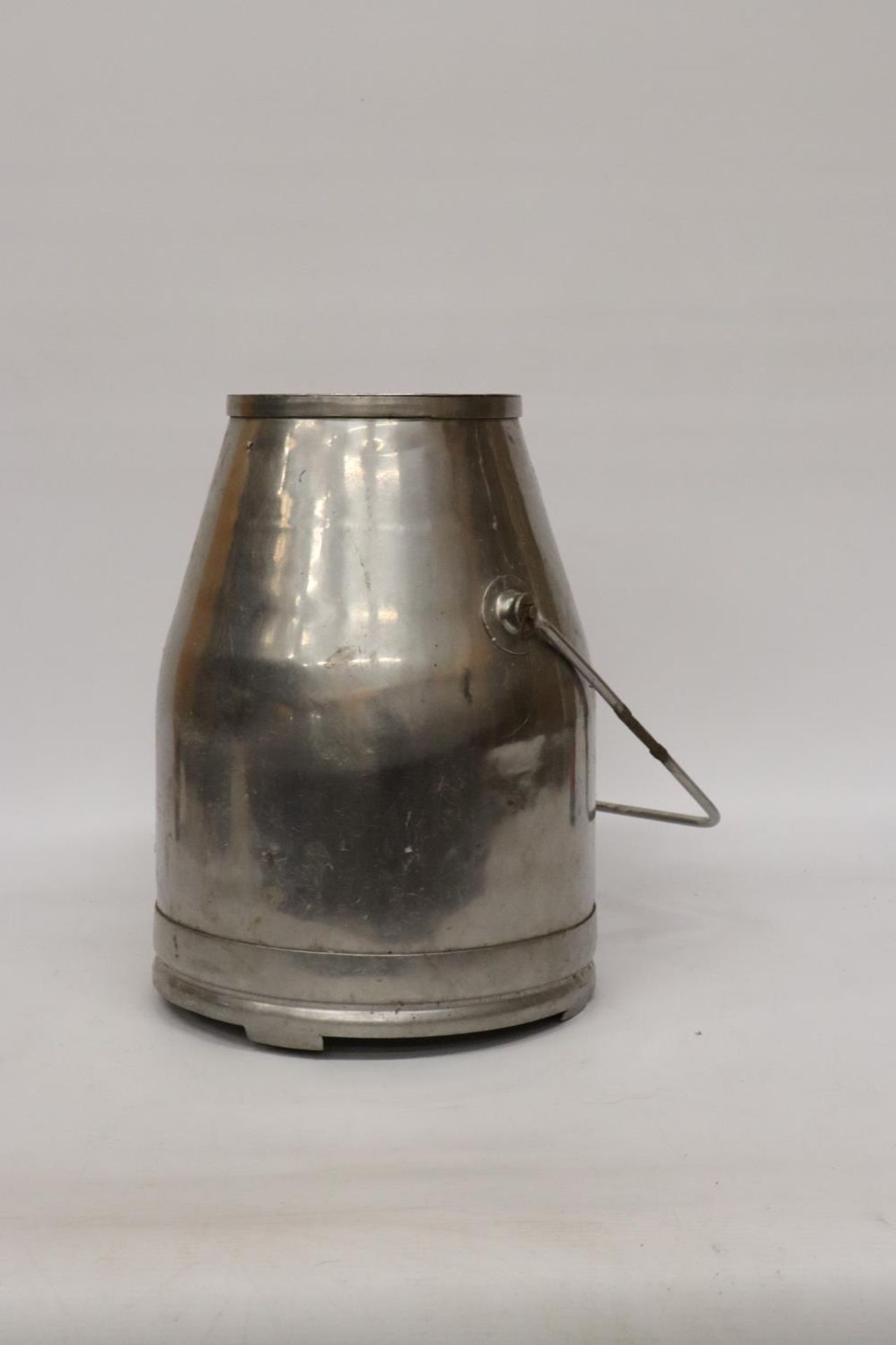 A STAINLESS STEEL MILK CHURN, HEIGHT APPROX 40CM - Bild 3 aus 4