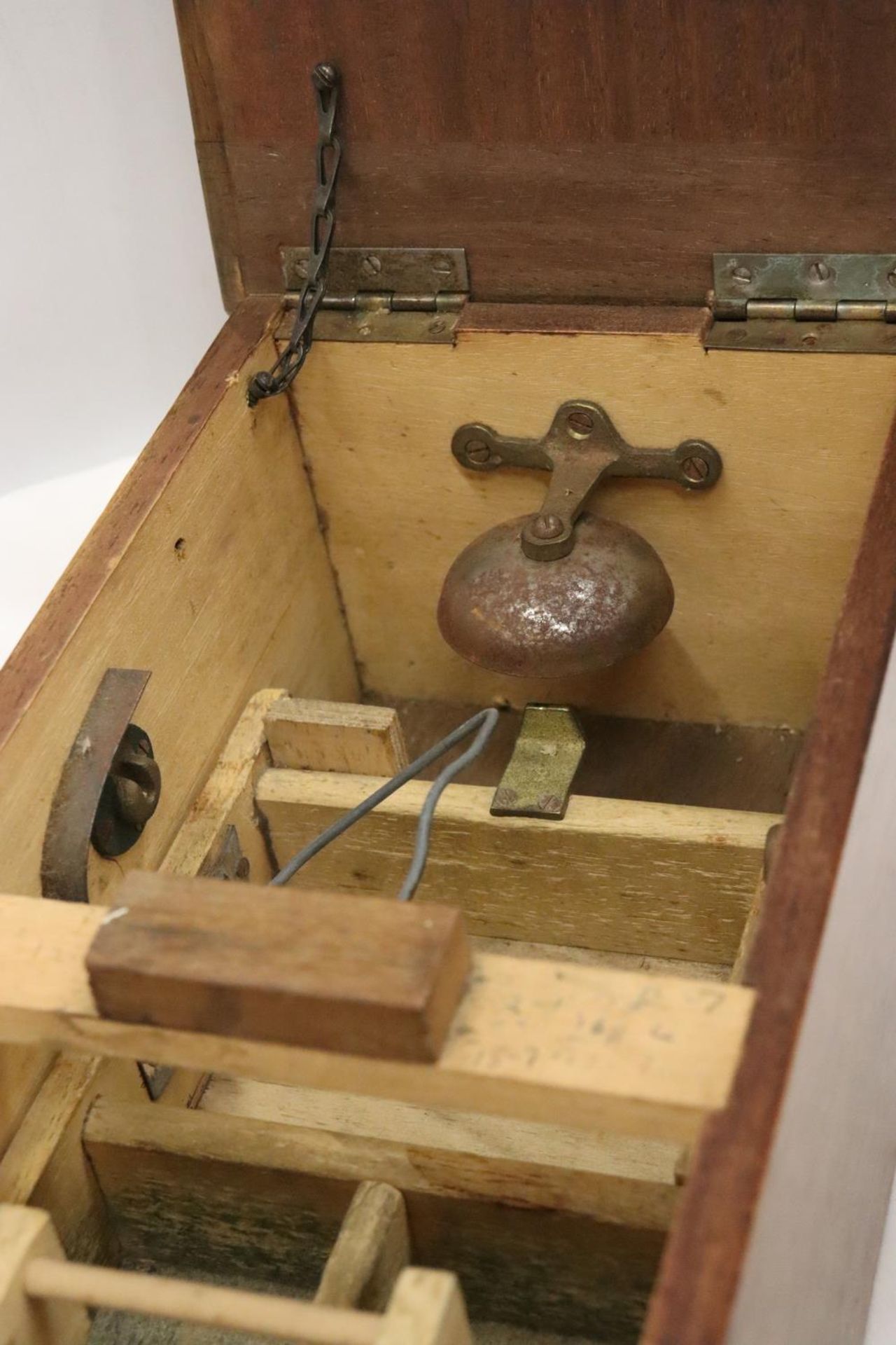 A VINTAGE WOODEN CASH TILL WITH WORKING BELL - Image 4 of 5