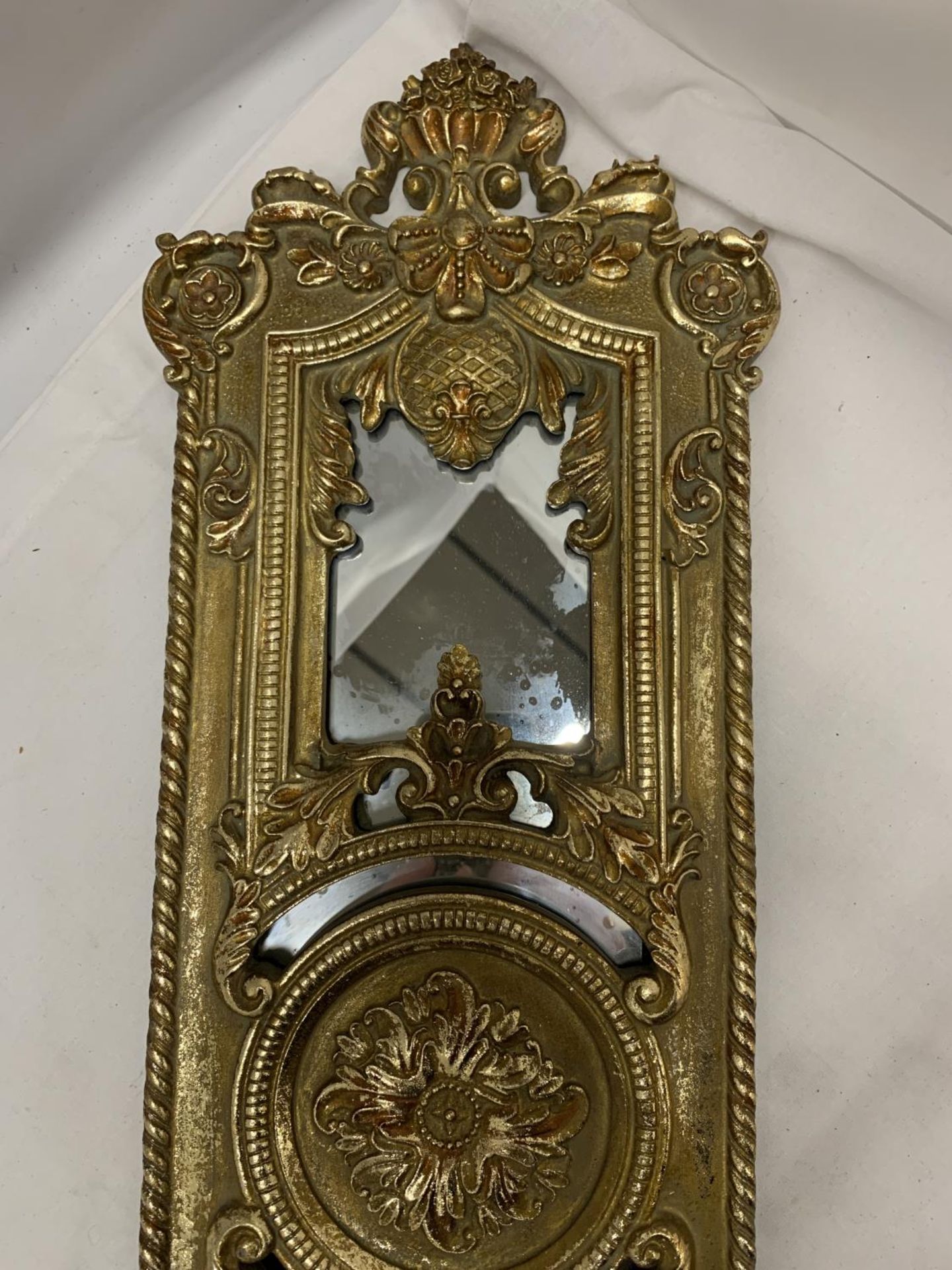 AN ORNATE GILT WALL HANGING WITH MIRRORED PANELS, 18CM X 64CM - Image 3 of 4