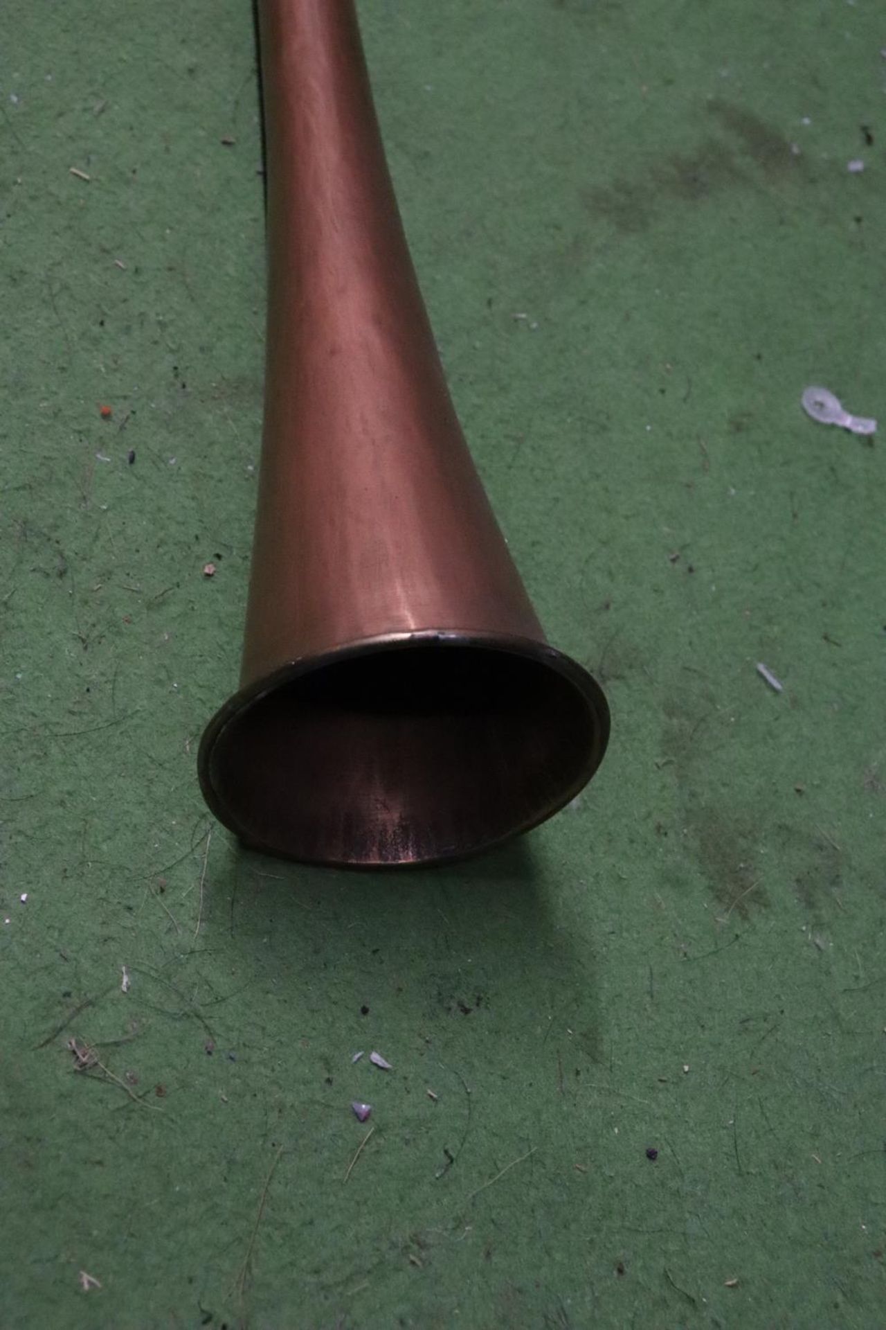 A VINTAGE COPPER AND BRASS COACHING HORN PLUS A COPPER AND BRASS HUNTING HORN - Image 3 of 4