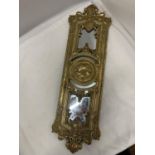 AN ORNATE GILT WALL HANGING WITH MIRRORED PANELS, 18CM X 64CM