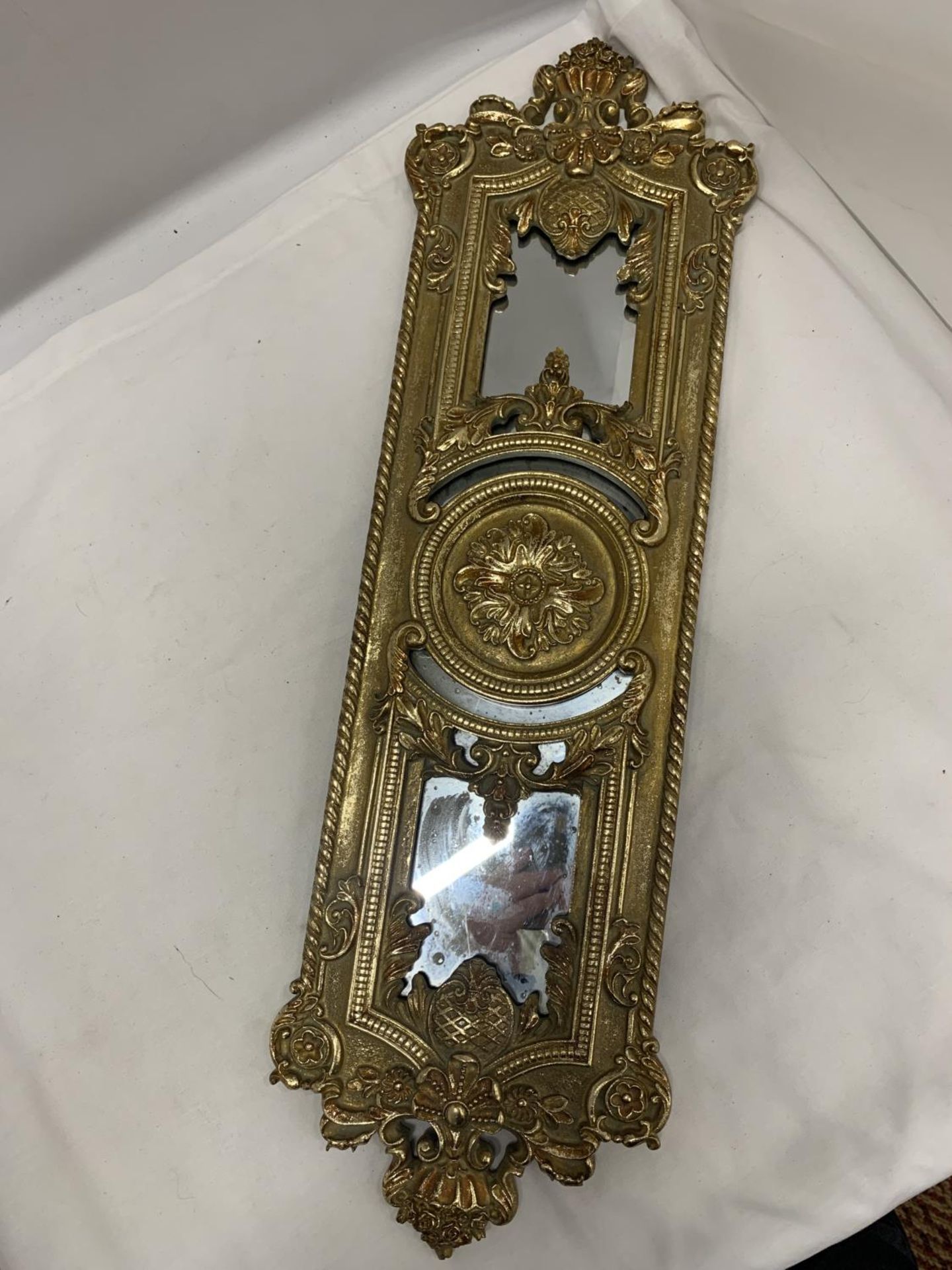 AN ORNATE GILT WALL HANGING WITH MIRRORED PANELS, 18CM X 64CM