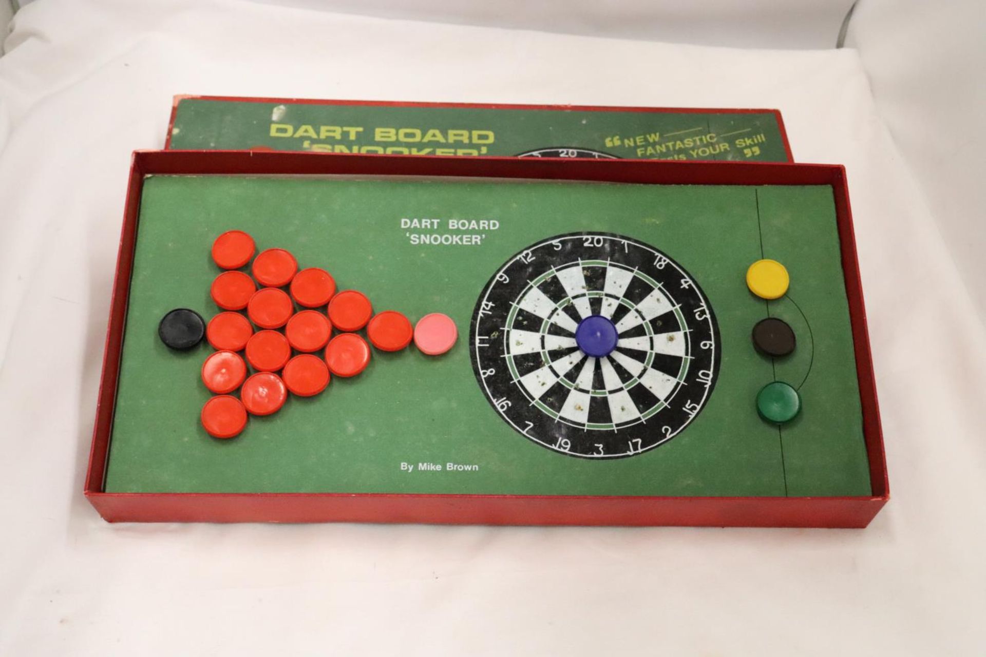 A RARE VINTAGE BOXED DART BOARD SNOOKER GAME - Image 2 of 6