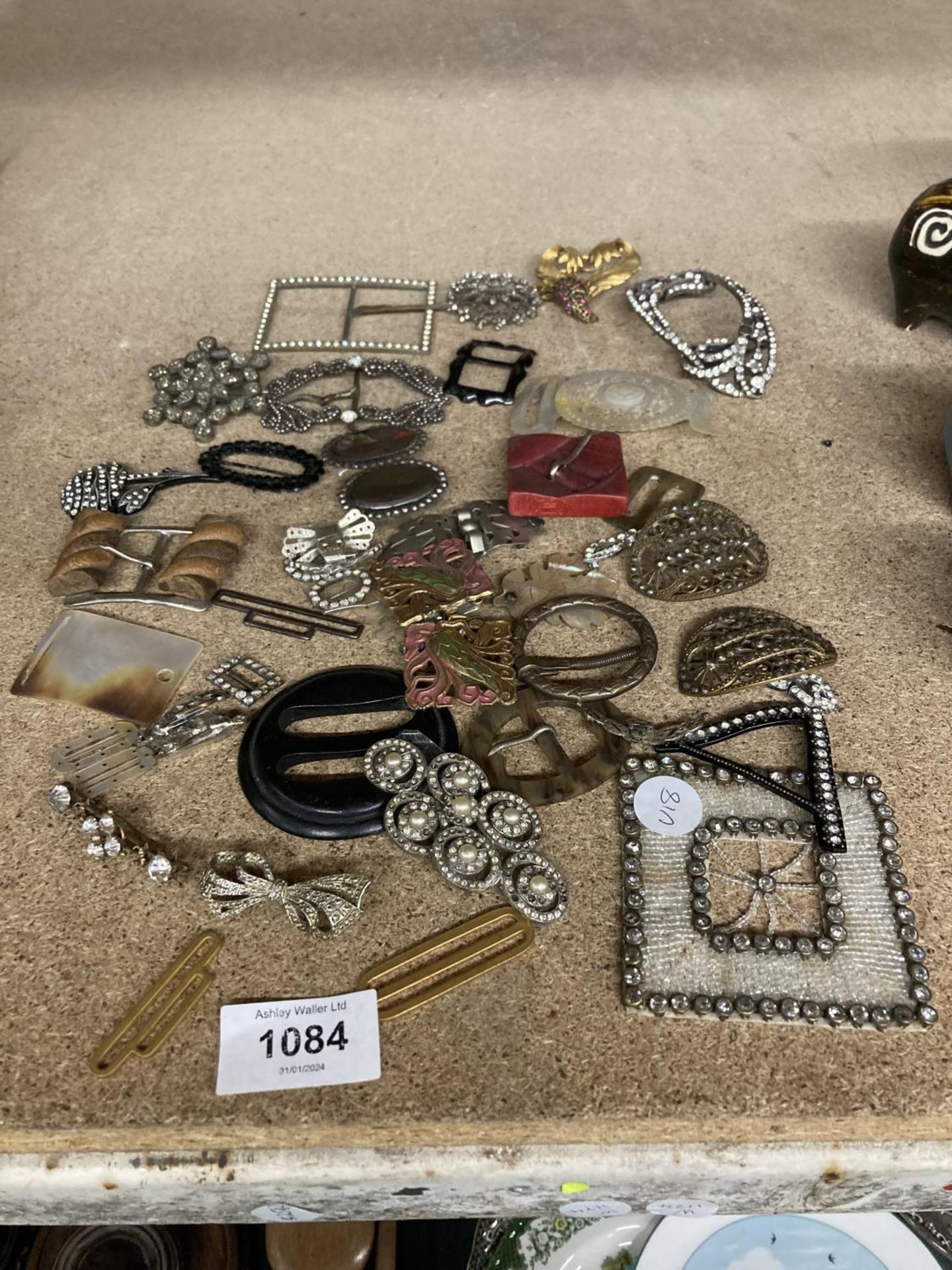 A QUANTITY OF VINTAGE BELT BUCKLES AND BROOCHES