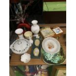 A MIXED LOT TO INCLUDE CABINET PLATES, A CAVERSWALL VASE, FOLEY CHINA BOWL, FLOWER PRESS, SPODE