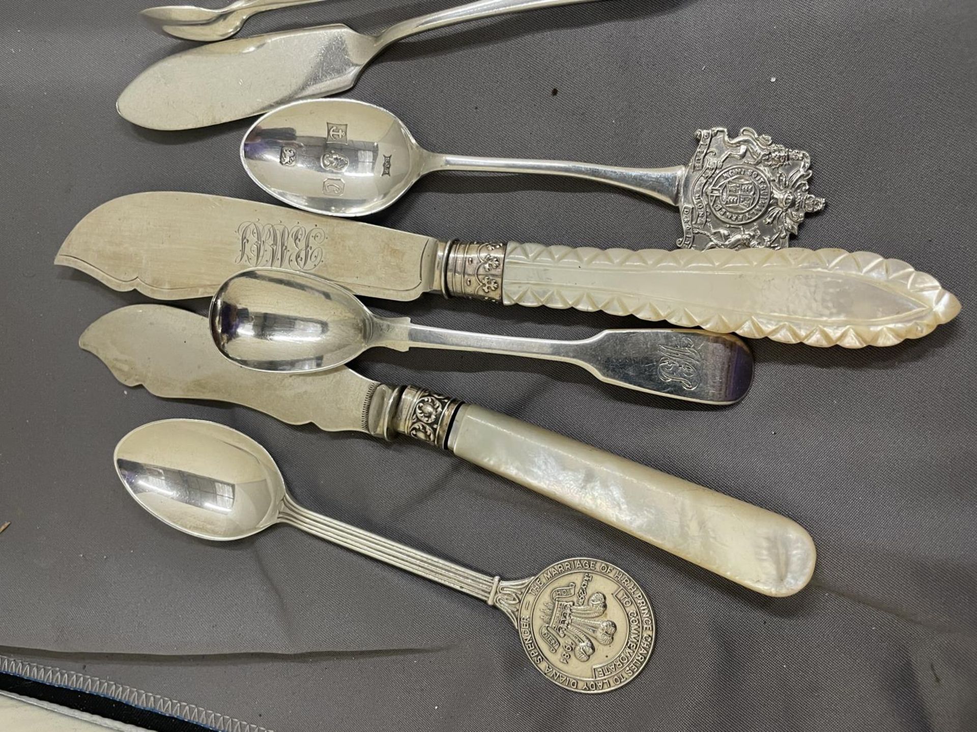 TEN PIECES OF VARIOUS MARKED SILVER ITEMS TO INCLUDE NIPS, FORKS, SPOONS AND KNIVES - Image 5 of 8