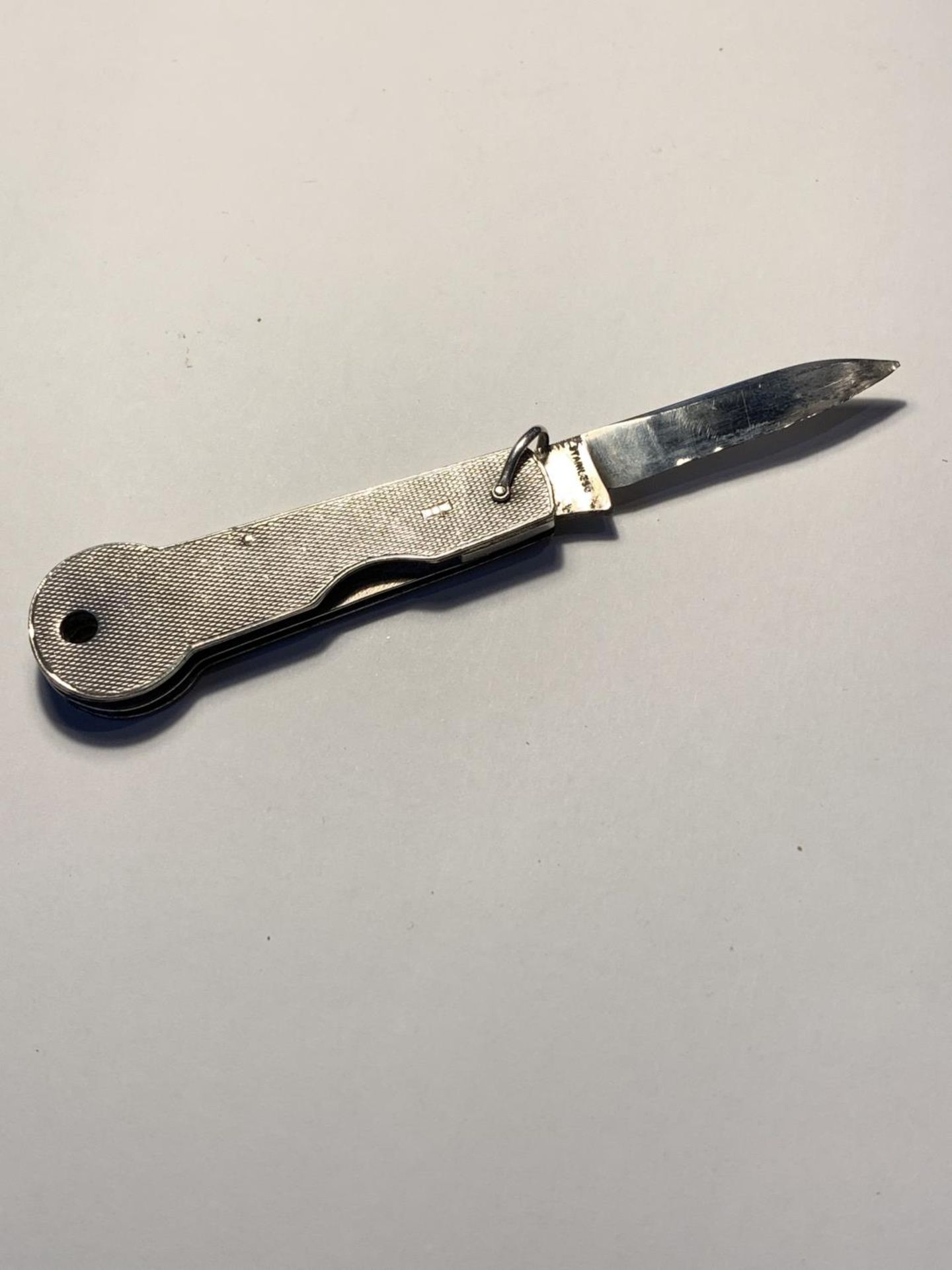 A HALLMARKED LONDON SILVER POCKET KNIFE WITH ONE STAINLES STEEL BLADE - Image 2 of 4