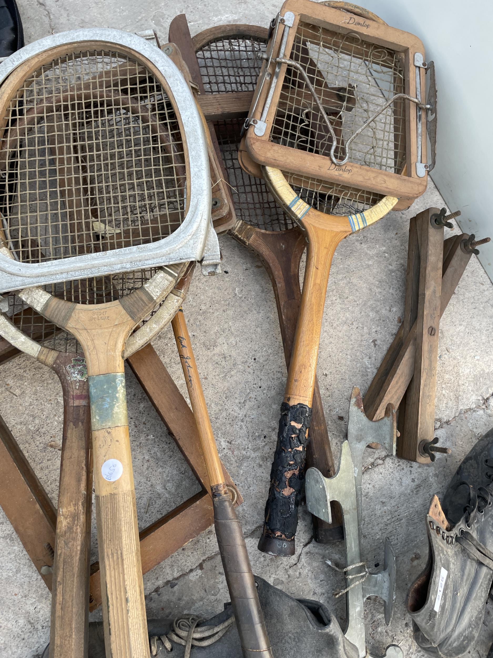 AN ASSORTMENT OF VINTAGE SPORTS EQUIPMENT TO INCLUDE TENNIS RACKETS AND ICE SKATES ETC - Image 3 of 3