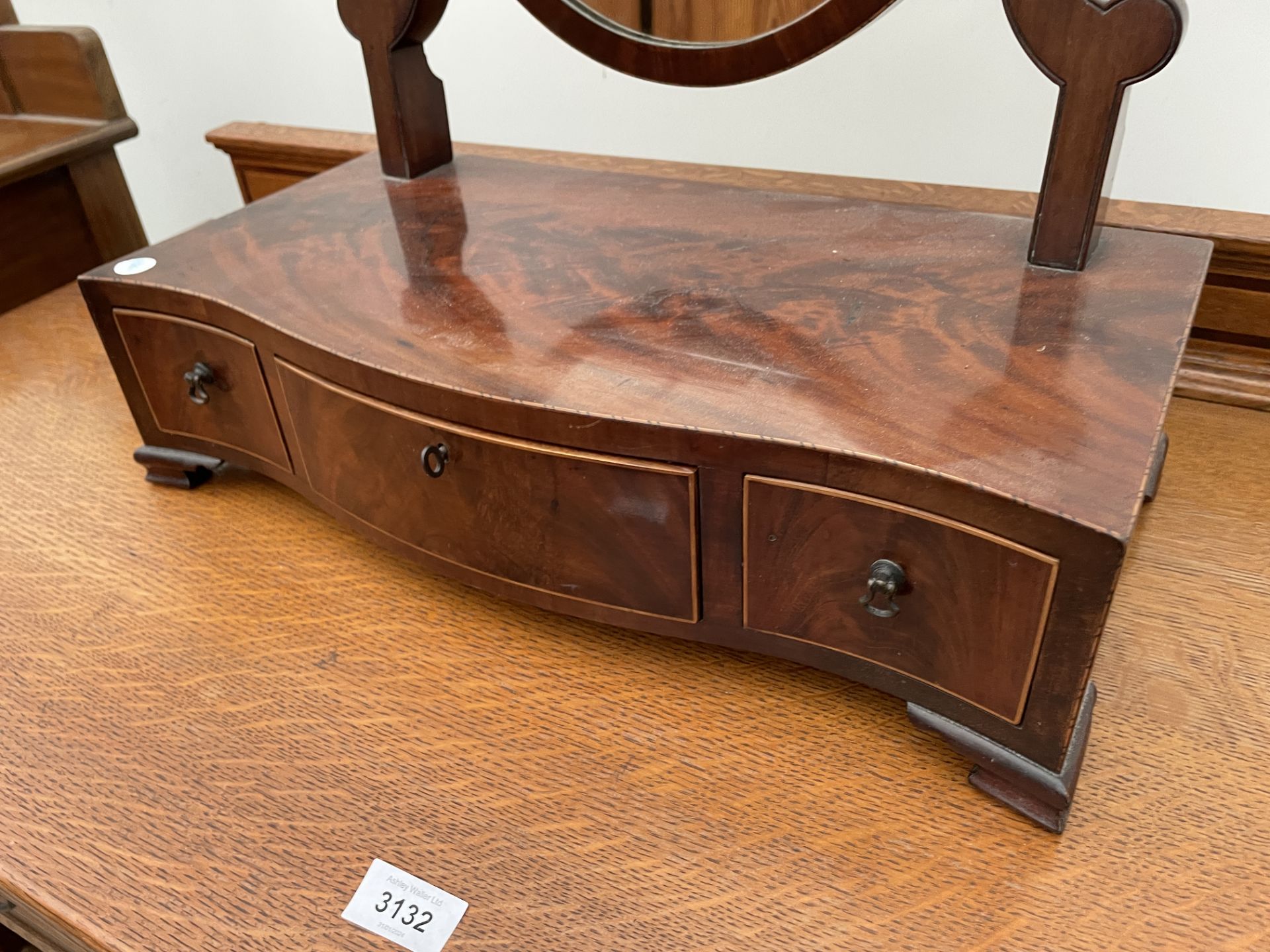 A 19TH CENTURY MAHOGANY SWING FRAME DRESSING MIRROR - Image 4 of 4