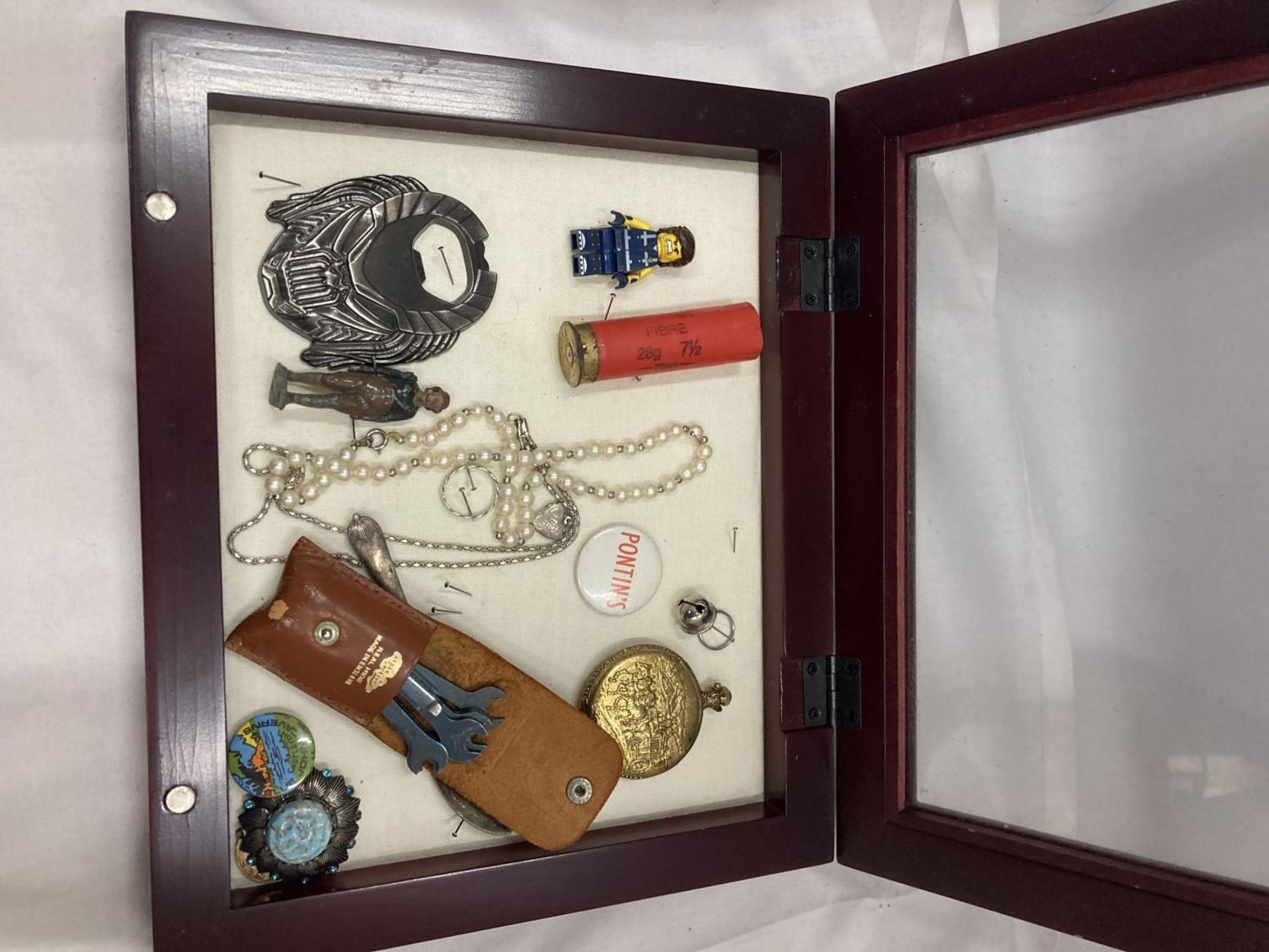 A TABLE TOP DISPLAY CABINET/FRAME WITH VARIOUS VINTAGE CONTENTS 28CM ACROSS - Image 2 of 4