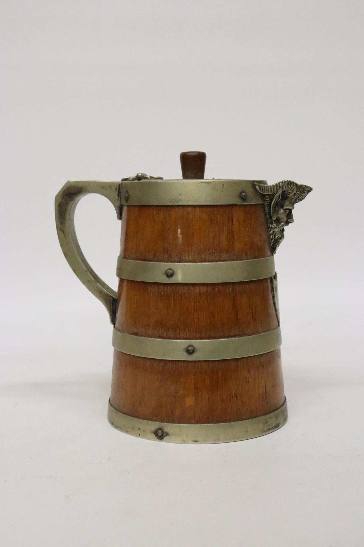 AN OAK AND SILVER PLATED BANDED ICE WATER JUG - 23CM (H) - Image 5 of 8