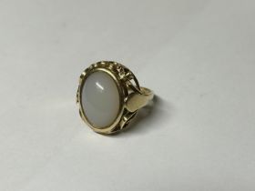 A 14CT YELLOW GOLD WHITE QUARTZ CABOCHON RING, SIZE L, WEIGHT 5.07 GRAMS