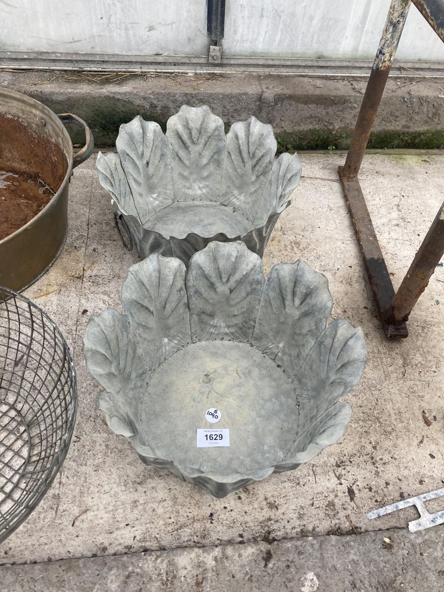 AN ASSORTMENT OF PLANTERS TO INCLUDE A SMALL TIN BATH ETC - Bild 3 aus 3