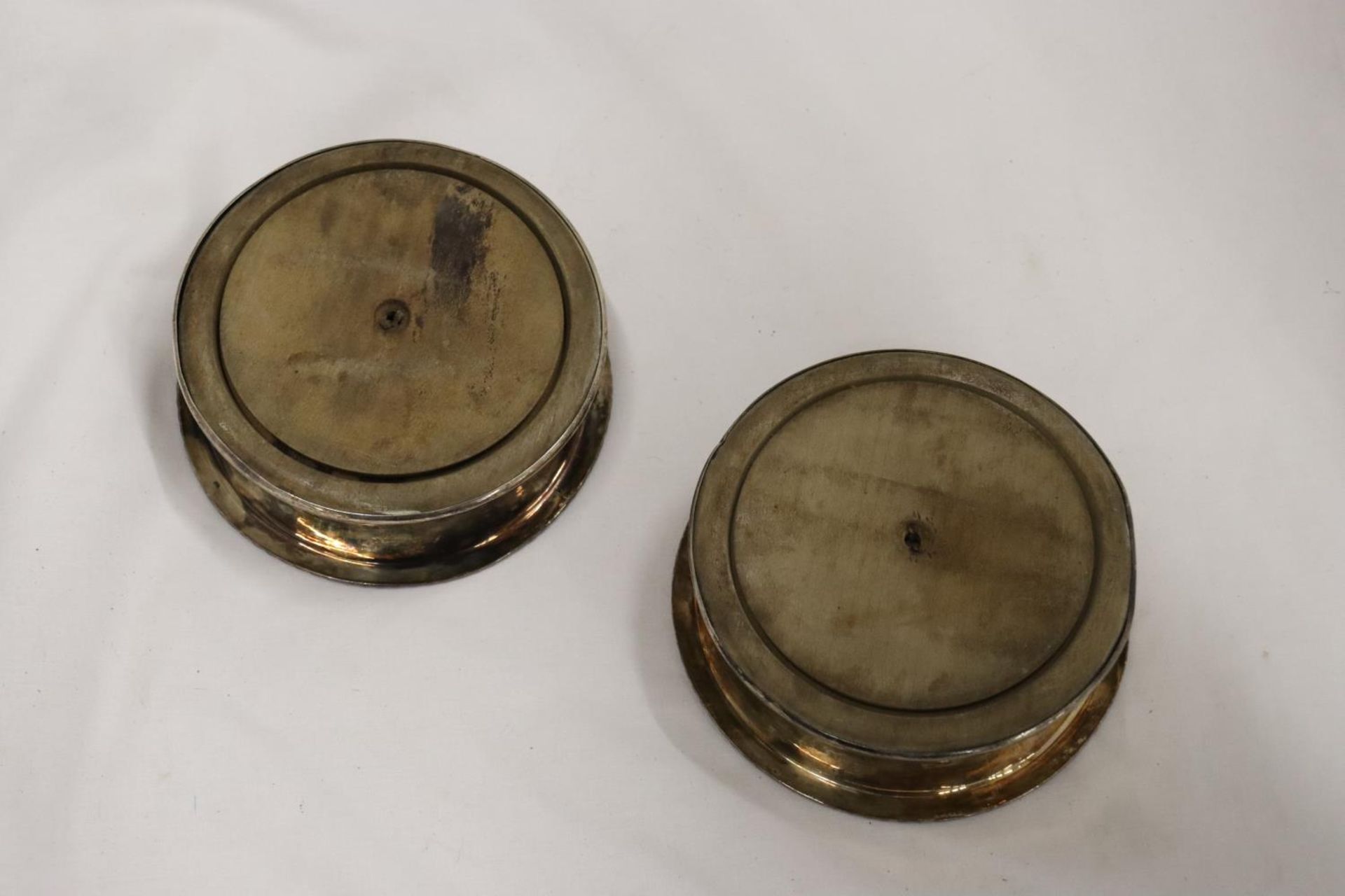 A PAIR OF VINTAGE SILVER PLATED WINE/DECANTER COASTERS, DIAMETER 15CM - Image 3 of 5