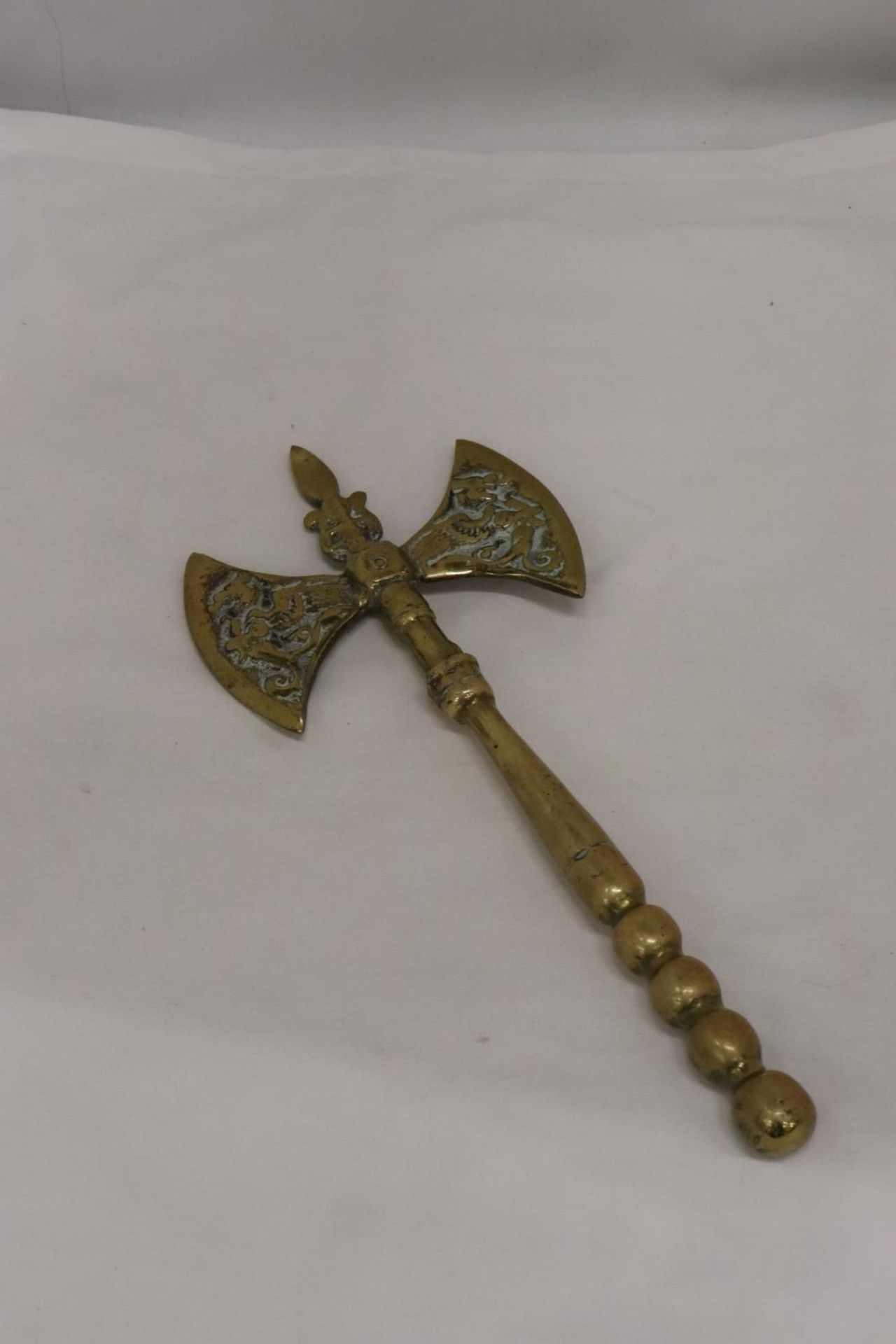 A DOUBLE HEADED AXE - Image 4 of 6
