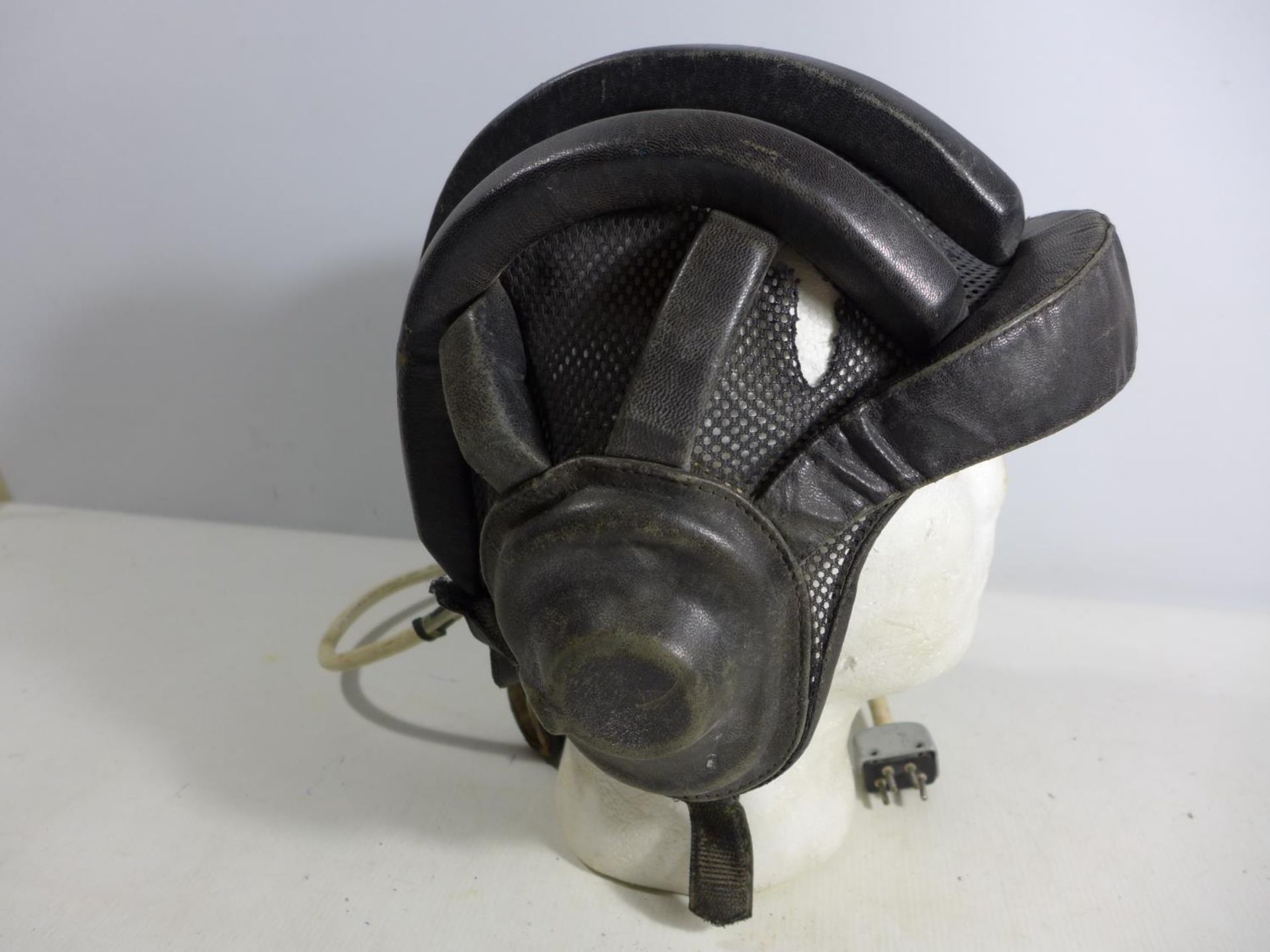 A MID TO LATE 20TH CENTURY LEATHER HELMET - Image 3 of 4